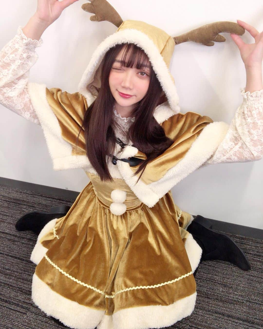 小澤しぇいんさんのインスタグラム写真 - (小澤しぇいんInstagram)「メリークリスマスイヴ❤️ 今夜はサンタさんがおうちに来るかな？ プレゼント交換したり美味しいご馳走を食べたり素敵なイヴを過ごして下さいね。 イヴはトナカイさんで♡」12月24日 18時39分 - 1217_shane