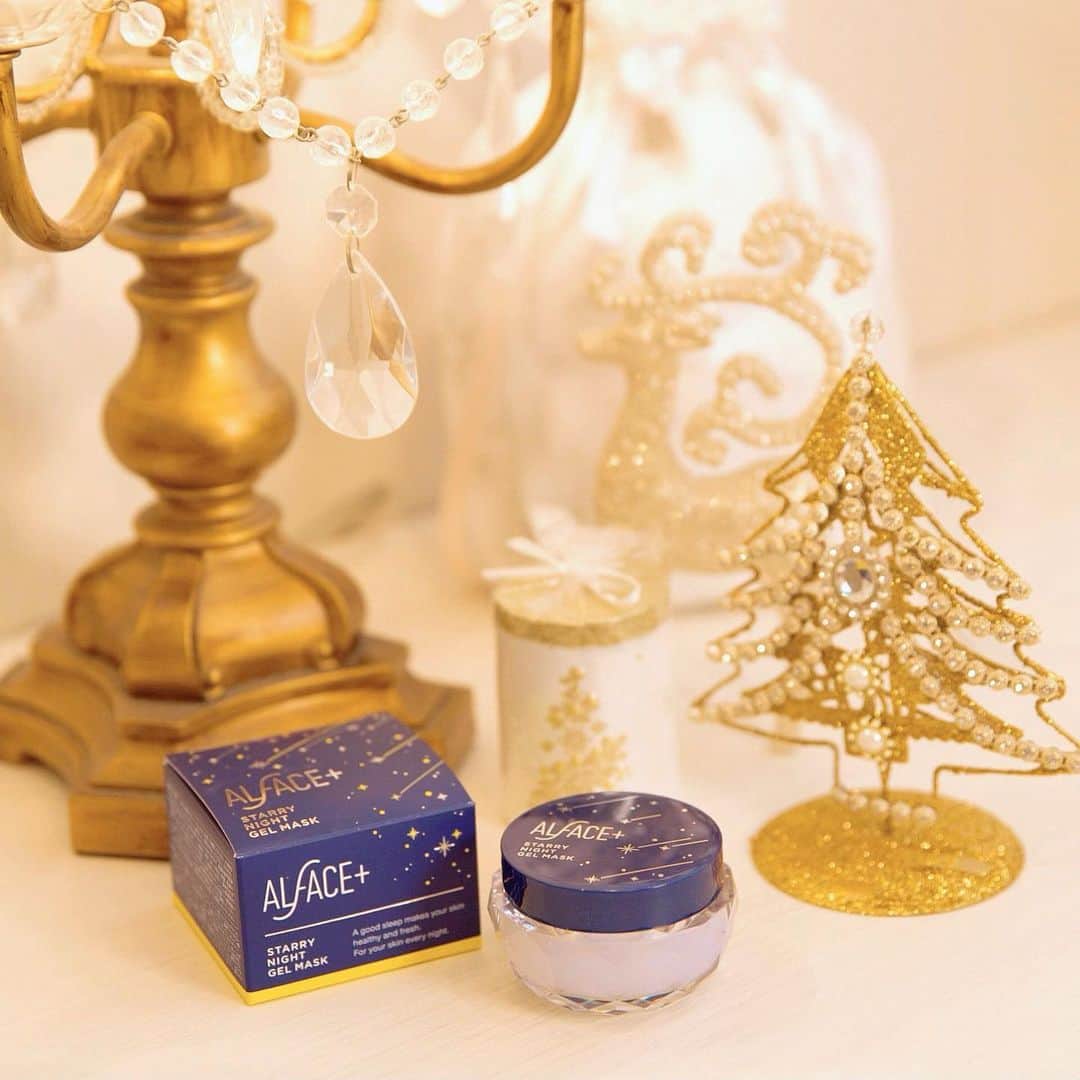 オルフェス（ALFACE+）のインスタグラム：「いよいよクリスマスイヴ🎄🌟﻿ ﻿ ベルガモットとグレープフルーツが織りなす﻿ 癒しの香りでリラックスしながら、キレイをチャージ💖﻿ ﻿ 素敵なクリスマスになりますように✨﻿ ﻿ ❄𝙼𝚎𝚛𝚛𝚢 𝚇'𝚖𝚊𝚜❄﻿ ﻿ ﻿ #オルフェス #スターリーナイトジェルマスク #スリーピングパック #クリスマス #Christmas2019 #merryXmas #クリスマスプレゼント #クリスマスイブ #コスメ  #Holiday #ホリデーコスメ #スキンケア #ベッドサイドコスメ #睡眠美容 #ベッドルーム #新商品 #newin  #クリスマスツリー #クリスマスインテリア #クリスマスパーティー」