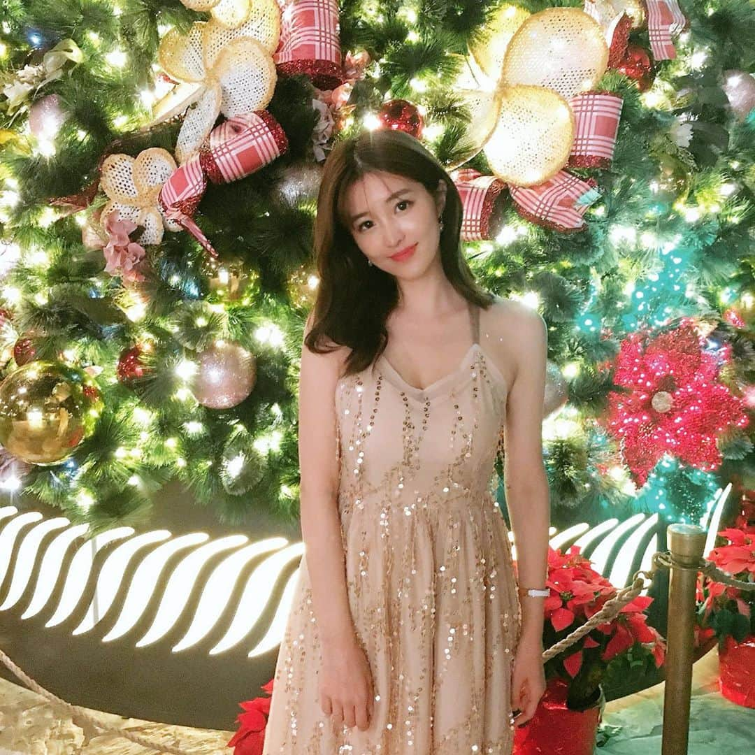 葉加瀬マイさんのインスタグラム写真 - (葉加瀬マイInstagram)「クリスマスイヴ🎄🤶 結婚して初めてのクリスマスということで今日は気合い入れてお料理して旦那さんの帰りを待ってます🍽🎁❤️ ドレスがキラキラしてるからクリスマスツリーに映えてる👗✨@selectshop.siriusblue  #メリクリ#メリークリスマス#merrychristmas #메리크리스마스」12月24日 18時55分 - m.hakase