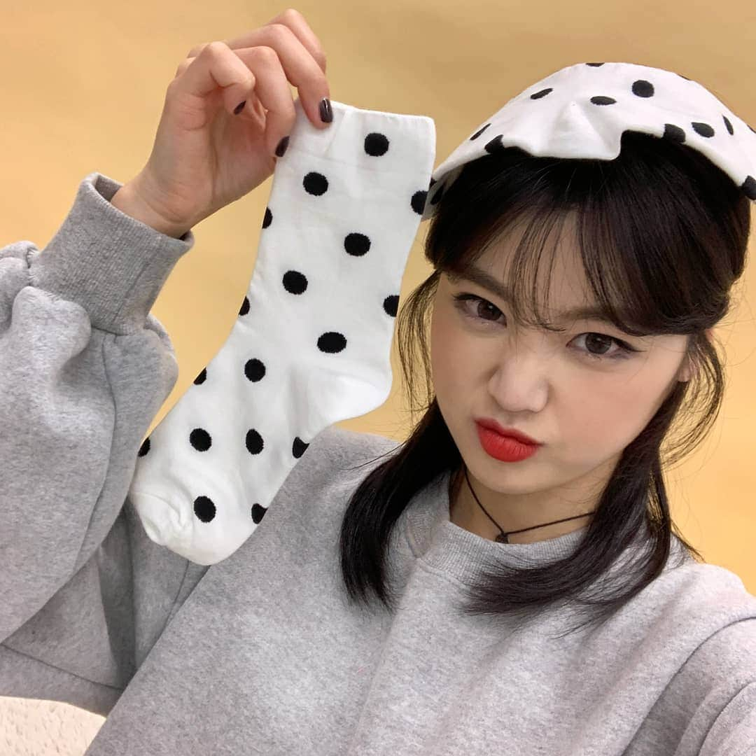 HOTPING公式アカウントさんのインスタグラム写真 - (HOTPING公式アカウントInstagram)「ファッションの完成は靴下🧦ドットパターンの可愛い靴下を履いてオシャレ度UP❣ -  #ドット #靴下 #ソックス #オシャレ #おしゃれさんと繋がりたい」12月24日 18時49分 - hotping_japan