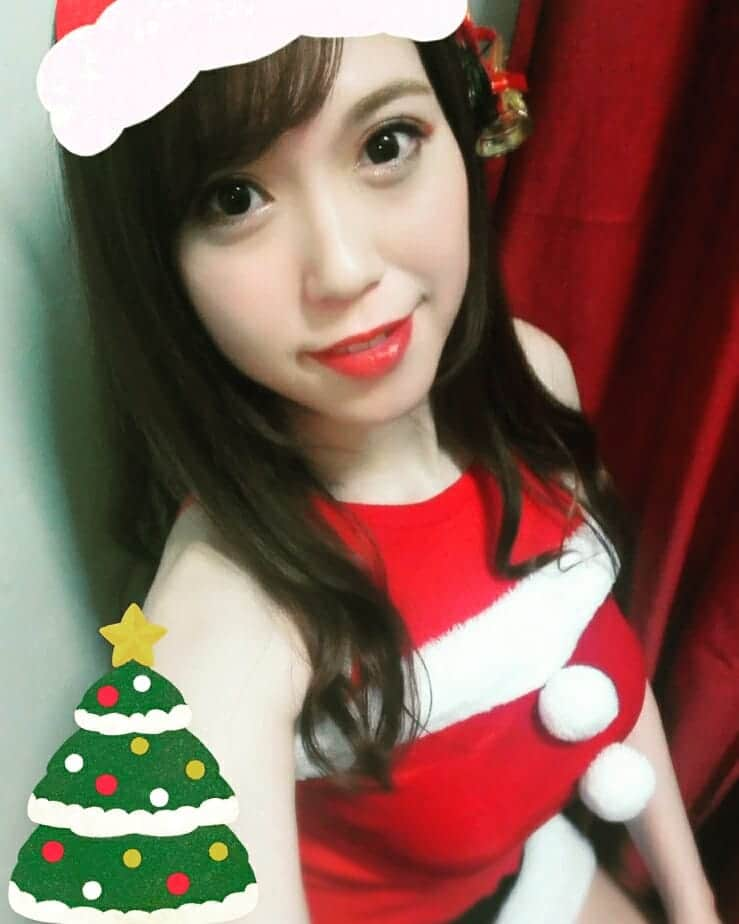 瀬戸マドカさんのインスタグラム写真 - (瀬戸マドカInstagram)「メリークリスマスイヴ🎅今日何食べるの？🍰 私は仕事くる前にオムライス作って来たの🐥 ⋅ ⋅応援して下さってる方々私にとってはサンタさんです🎄🎅 いつも応援という最高のプレゼントありがとうございます🎁✨🎤 ⋅ 📷色の加工を多分間違えてドギツになってしまいました😢💋 ⋅ #瀬戸マドカ #歌手活動 #クリスマスイヴ #楽屋 #サンタ #ステージ #ステージ裏 #衣装 #歌手 #ステージメイク #ステージ衣装 #歌手活動 #クリスマスメイク #赤メイク #クリスマスコーデ #サンタコスプレ #コスプレ #japanesesong #japanesephoto #japanesesinger #music #Christmas #live #showtime #christmasmakeup #japanesegirl #singer #cosplay」12月24日 18時49分 - madokaseto