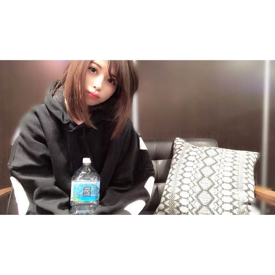 山本成美のインスタグラム：「. Christmas Eve🎄✨ . 連日の暴飲暴食で胃腸が 荒れ狂ってる模様🤣 . 外のキラキラ✨とは無縁やし 私はシリカ水でお粥作って食べますの🍲🍴 . . ミネラルとか豊富だし２ℓになってて 料理にも使いやすかった♪ @nomusilica_official . . 良きChristmas🎅を〜♡ . . .  #selfie #me #セルカ #シリカ #シリカ水 #のむシリカ #のむシリカ2リットル #霧島天然水 #Supported #diet #beauty」