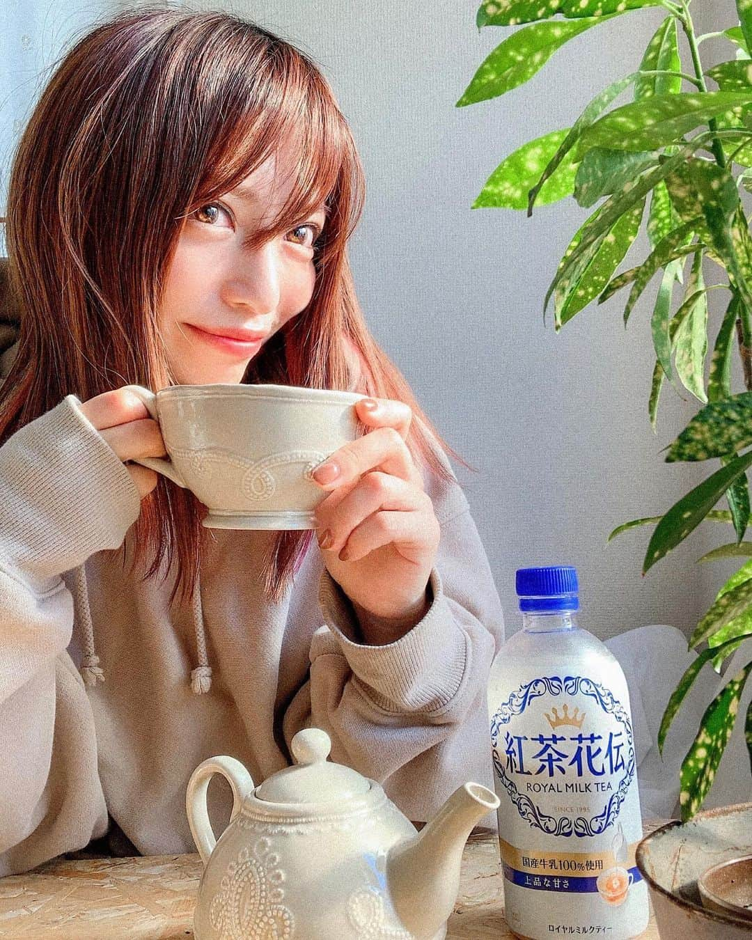 和希詩織さんのインスタグラム写真 - (和希詩織Instagram)「🐄☕️#teatime . . . おうちでまったりティータイム😌☕️ . . . ミルクティー好きな和希にドンピシャな ミルク感の紅茶花伝　( @kochakaden_1992 )のロイヤルミルクティー👏💕 . . 国産牛乳100%だから後味がすっきりしててホッとする😌💕 わりと牛乳へのこだわり大好き派🐄 仕事中に飲んでもスッキリしててアリかも🙆‍♀ . . . 年末の予定のバタバタぐあいもたまにはホッとする時間も大切だね🤭✨ . . . ちなみに 今回は日本コカ·コーラ様より製品をいただいたので試してみたよ🙆‍♀❤️ . . . . . . . #紅茶花伝ロイヤルミルクティー #紅茶花伝 #ロイヤルミルクティー #本気のミルクティー #Promotion#ブレイクタイム#おうちカフェ #おうち時間#家で#まったり#ゆったり#ゆる#ミルクティー」12月24日 18時52分 - kazukishiori