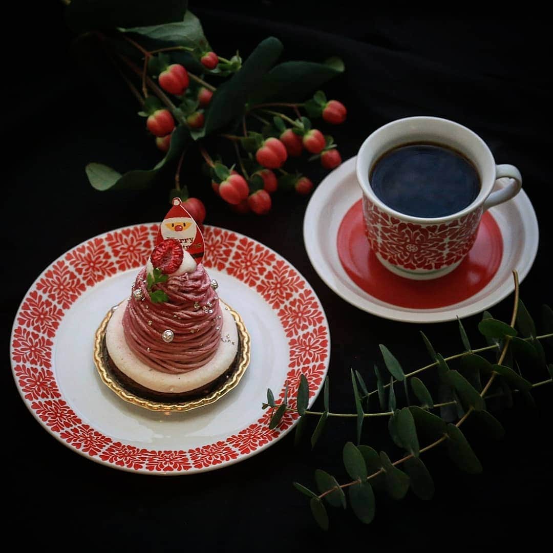く～のインスタグラム：「クリスマスイブ🎄 今年はそれらしい事していないです😱 週末に家でシャンパーニュとケーキくらい。イルミネーションもまともに見に行ってないです。あっ！でも人生初のディナーショーに行くんだ♥️それが楽しみです。  今週頑張ったらお休み。それまで元気に突っ走るぞー！ #クリスマス #クリスマスケーキ #おうちカフェ  #おうち喫茶  #ケーキ #🎄 #メリークリスマス #北欧食器 #アラビア #コーヒー #珈琲 #Christmas #cake #coffee #lovecake #sweets #dessert #delicious #arabiafinland #igersjp」