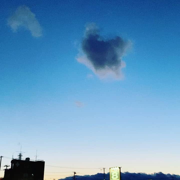 YUKKOのインスタグラム：「一番星✨✨❣️❣️❣️ キラッキラしてた 見えるかなー？ #クリスマスイブ#父の買い出しの手伝いでダイユーエイト笑」