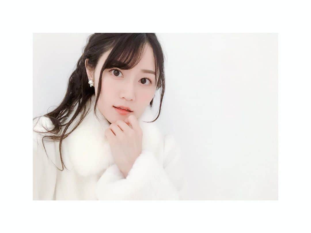 のインスタグラム：「今日はクリスマスイブだけど、平日だからみんなお仕事かな？😌私も働き詰めだよ〜〜真っ白ふわふわコート着て撮影したFCの壁紙も見てみてね〜🎄🎁💖 #ゆいこむ  #クリスマスイブ」