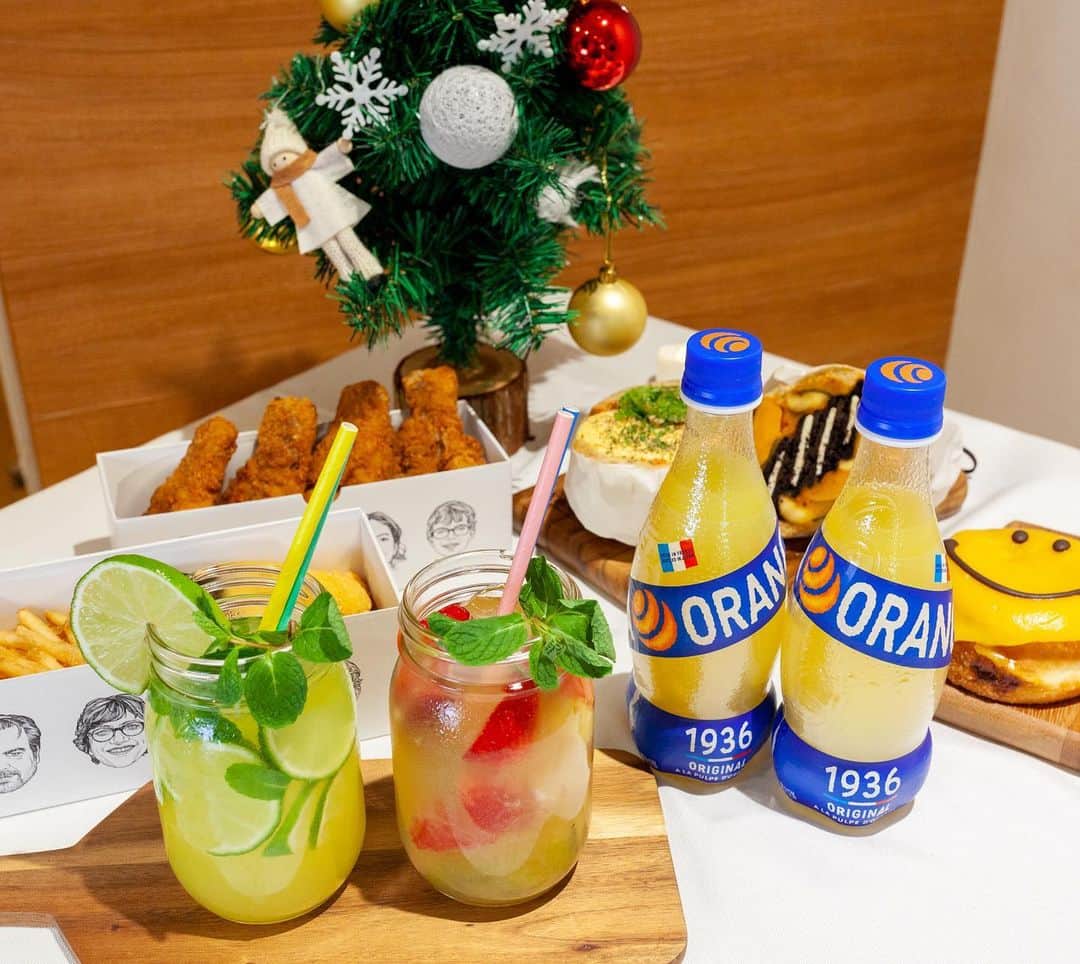 RETRIP<リトリップ>グルメのインスタグラム：「【RETRIP×オランジーナ】 クリスマスや年末年始など、みんなで集まってパーティーをする機会も多いこの季節。令和最初の年末年始は、スタンダードなドリンクから少し離れてパーティードリンクの幅を広げてみませんか？オレンジ本来の果実感が楽しめる「オランジーナ」は、そのままでもアレンジしても楽しめるドリンク。写真映えする見た目は、パーティーシーンにもぴったり！ぜひ「オランジーナ」で、パーティーをより華やかに盛り上げてみては♪ . #RETRIP #retrip_gourmet #retrip_pr #リトリップ #パーティー #クリスマス #年末年始 #女子会 #テイクアウトグルメ #ノンアル #クリパ #モクテル #オランジーナ #orangina . . ▼オランジーナ公式Instagramはこちら！ @orangina_jp  是非フォローしてくださいね♪ . ▼RETRIP[リトリップ]のアプリは AppStore、GooglePlay「リトリップ」で検索！ プロフィールのURLからもダウンロードできます♬ .」