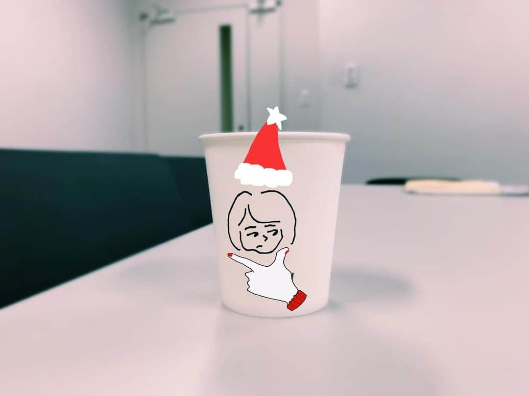 金井美樹 さんのインスタグラム写真 - (金井美樹 Instagram)「メリークリスマス🎄 ﻿ とある作品の撮影が終わりました☺︎﻿ 作品をつくることは1人では成り立たないし、パワーや感謝で溢れているんだなとより一層実感できる作品。現場でした。﻿ 完成したものを観て、皆さんにもそう感じてもらえるといいな〜💭﻿ 以前お世話になった方、いつかお会いしたいなと思っていた方とご一緒できたりご縁に感謝🙇‍♀️﻿ お疲れ様でした！！﻿ ﻿ #メイクさんが似顔絵描いてくれたよ﻿ #横目で見すぎ﻿ #冷めすぎ﻿ #可愛らしくサンタ帽子をプラスしてみたよ﻿ #メリークリスマス🎁」12月24日 19時01分 - kanaimikitea