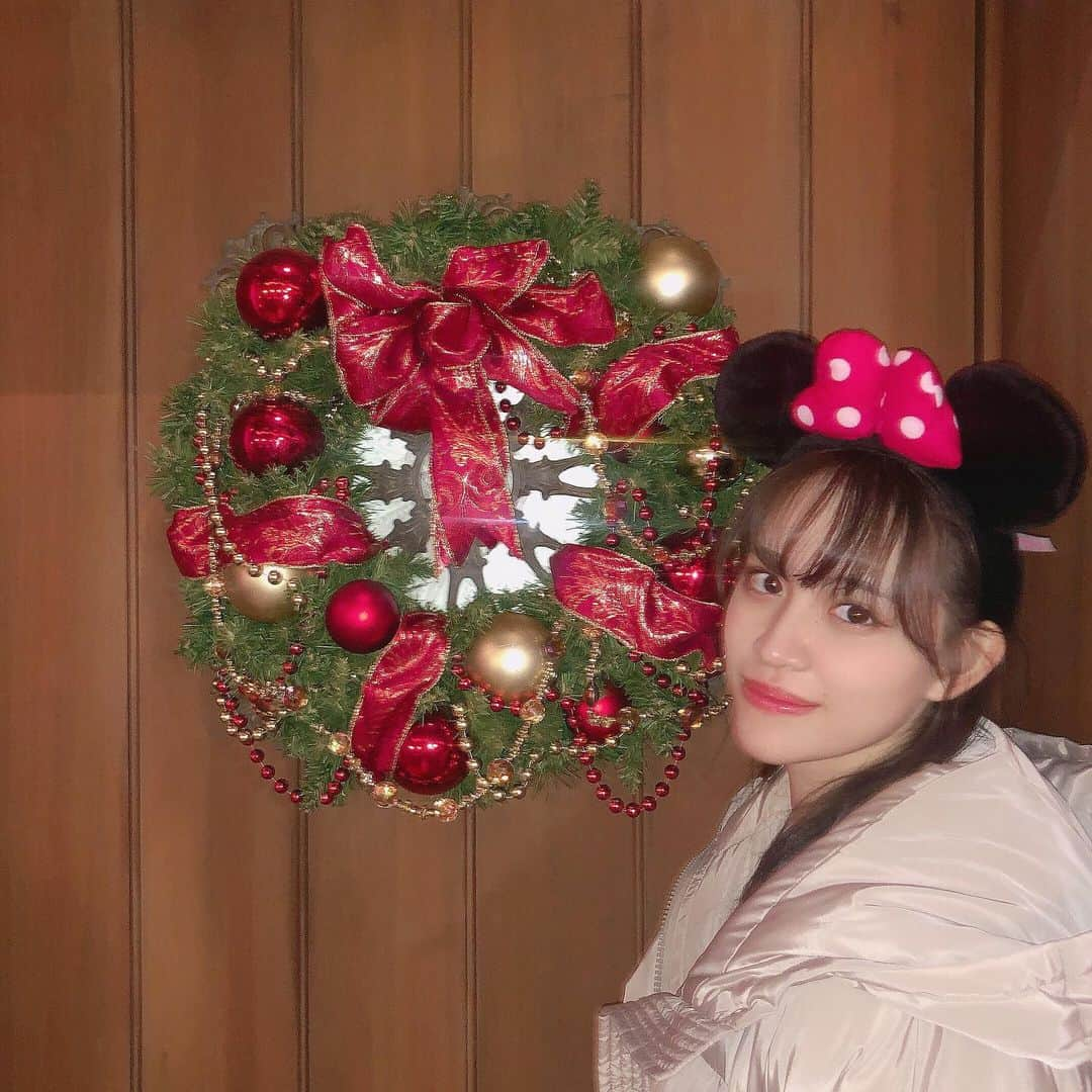 下口ひななのインスタグラム：「クリスマスイブ🌟﻿ ﻿ ﻿ ﻿ 気づいたらクリスマスツリーかクリスマスリースの所でしか写真撮ってなかったので載せますね😌﻿ ﻿ クリスマスってワクワクするよね💚﻿ ﻿ #disneyland #ディズニーランド #クリスマスディズニー #クリスマスリース #クリスマス」