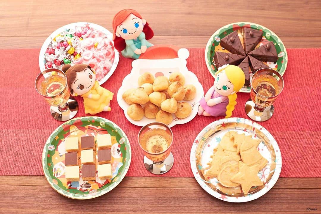 ちょっこりさん【公式】のインスタグラム：「#20191224 * 待ちに待ったクリスマス・イブ！ みんなでごちそうを食べて、パーティー！ サンタさん、来てくれるかなあ・・ * #ちょっこりさん #ディズニー#ディズニーグッズ #ぬい撮り#ぬいぐるみ #chokkorisan#disney #takaratomyarts #ぬいぐるみと撮り隊 #disney写真部 #ディズニーグッズ #ちょっこりさん好きな人とつながりたい」