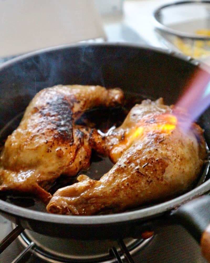 ｒｉｉさんのインスタグラム写真 - (ｒｉｉInstagram)「2019.12.24 . . わたしの担当はクリスマスごはん🎄 . . クリスマスツリー🎄ポテトサラダ トマトパスタ カリフラワーのポタージュ チキン🍗 . . みやぞんはちゃんと揚げたフライドチキンが食べたいだろうと…２種類のチキンを用意🐓 わたしと娘っちは低温調理で火を通した骨付き鶏肉をバーナーで炙りました . . ポテトサラダにはボイルしたブロッコリーとカリフラワーなどを飾ってクリスマスツリーっぽく🎄 . . カリフラワーのポタージュは粉なしでヘルシーに . . 野菜もたっぷり食べれてヘルシーなクリスマスごはんになりました🤶 . . ダイエットをしてるとこういうイベントごはんに悩みますが 外食するよりはヘルシーかと😋 . . まだまだ年末もストイックに頑張ります✨ . . . . . 【使って良かったモノや愛用品は楽天roomでご紹介してます𒐁プロフィールのURLから飛んでいけます✈︎】 . . . . #クリスマス#クリスマスごはん」12月24日 19時06分 - yur_rii