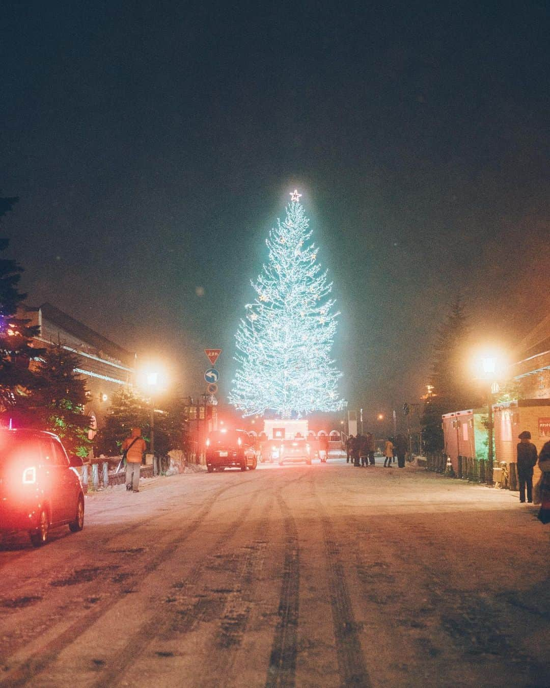 haru wagnusさんのインスタグラム写真 - (haru wagnusInstagram)「I hope you all have a very Merry Christmas.. 🎄✨ ㅤㅤㅤㅤㅤㅤㅤㅤㅤㅤㅤㅤㅤ 素敵なクリスマスを過ごしてください✨ ㅤㅤㅤㅤㅤㅤㅤㅤㅤㅤㅤㅤㅤ Location #hakodate #hokkaido  ㅤㅤㅤㅤㅤㅤㅤㅤㅤㅤㅤㅤㅤ 📷Sony. α7R3 with Carlzeiss Loxia + Black Mist no.1」12月24日 19時11分 - wagnus