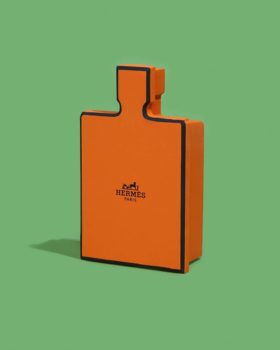 のインスタグラム：「What's in the box? - A Terre d'Hermès perfume - A bodybuilder - A square table tennis racket  #fragrance #essential #scentofhumor #essenceoflife #earthlydesires #xmaseve #terredhermes #faubourgofdreams #orangebox #hermes」