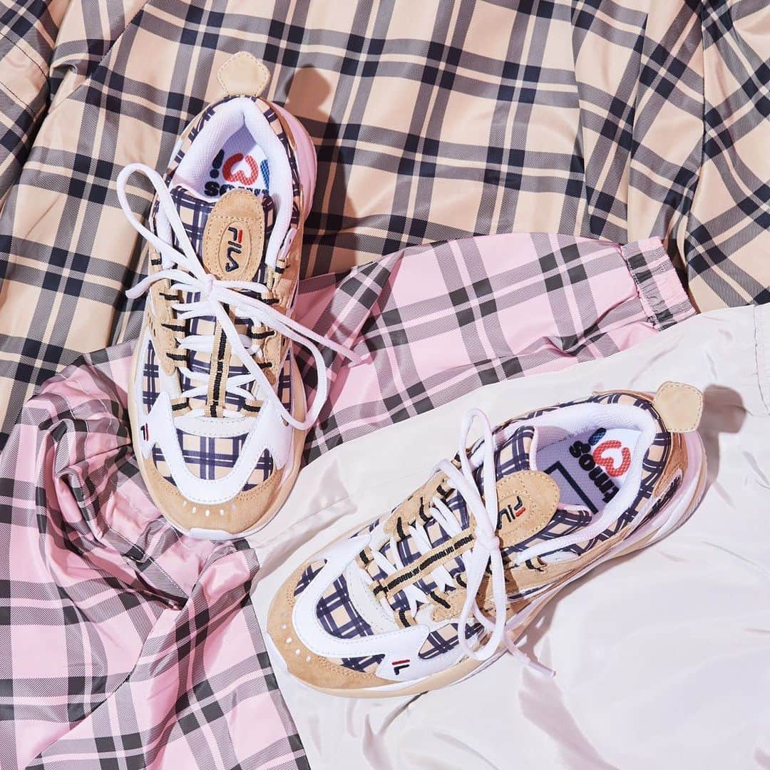 Ami さんのインスタグラム写真 - (Ami Instagram)「atmos pink × Dream Ami × FILA コラボレーションアイテム第2弾の発売が決定しました😍﻿ ﻿ 第2弾はジャケットとスニーカー‼️﻿ ﻿ ジャケットは、アーム部分を絞れる仕様や、チェック⽣地のカラーに合わせた⼤きめジップなど、こだわりがつまったアイテムになりました‼️﻿ ユニセックスサイズなので、是非カップルやお友達と一緒に着てくれたら嬉しいです💗﻿ ﻿ スニーカーは、FILAの“ボバザラススニーカー”。﻿ オリジナルチェック柄を施しました‼️﻿ ﻿ 2019年12⽉28⽇(⾦)から﻿ atmos pink 各店舗（⼀部店舗を除く)と、ONLINE SHOPで 発売開始です！﻿ ﻿ 詳細は、atmos pinkのHPをチェックしてください﻿ 🎀﻿ ﻿ ①《シューズ》﻿ 商品名﻿ FILA X ATMOS PINK X AMI BOVEASORUS﻿ ﻿ COLOR:BEIGE﻿ SIZE:22.5cm〜28.0cm﻿ PRICE:¥10,000+TAX﻿ ﻿ ②《ジャケット》﻿ 商品名﻿ AMI X FILA X ATMOS PINK TOTAL PATTERN CHECK JACKET ﻿ ﻿ COLOR:PINK / BEIGE﻿ SIZE: M,L﻿ PRICE:¥16,000+TAX」12月24日 19時14分 - ami_dream05