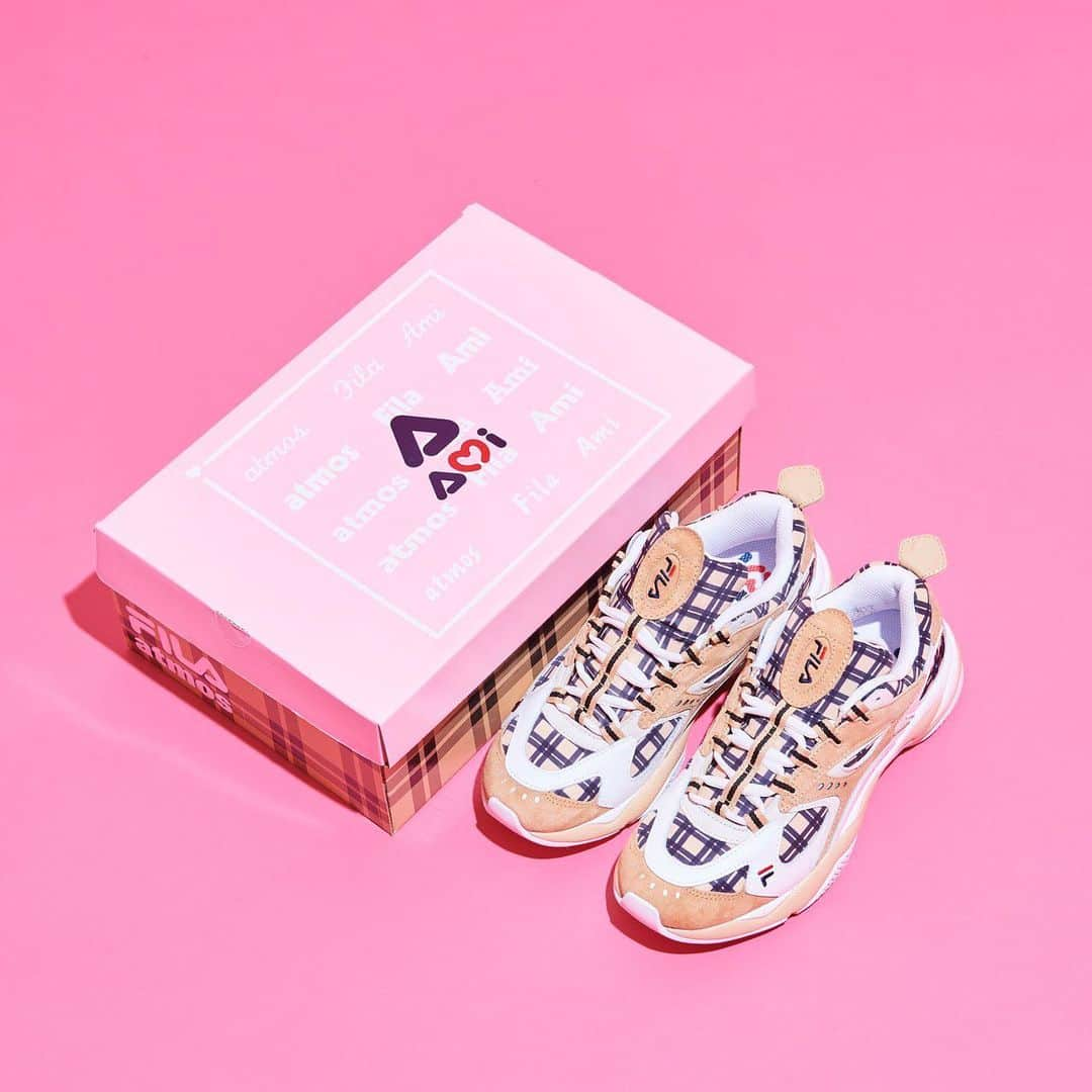 Ami さんのインスタグラム写真 - (Ami Instagram)「atmos pink × Dream Ami × FILA コラボレーションアイテム第2弾の発売が決定しました😍﻿ ﻿ 第2弾はジャケットとスニーカー‼️﻿ ﻿ ジャケットは、アーム部分を絞れる仕様や、チェック⽣地のカラーに合わせた⼤きめジップなど、こだわりがつまったアイテムになりました‼️﻿ ユニセックスサイズなので、是非カップルやお友達と一緒に着てくれたら嬉しいです💗﻿ ﻿ スニーカーは、FILAの“ボバザラススニーカー”。﻿ オリジナルチェック柄を施しました‼️﻿ ﻿ 2019年12⽉28⽇(⾦)から﻿ atmos pink 各店舗（⼀部店舗を除く)と、ONLINE SHOPで 発売開始です！﻿ ﻿ 詳細は、atmos pinkのHPをチェックしてください﻿ 🎀﻿ ﻿ ①《シューズ》﻿ 商品名﻿ FILA X ATMOS PINK X AMI BOVEASORUS﻿ ﻿ COLOR:BEIGE﻿ SIZE:22.5cm〜28.0cm﻿ PRICE:¥10,000+TAX﻿ ﻿ ②《ジャケット》﻿ 商品名﻿ AMI X FILA X ATMOS PINK TOTAL PATTERN CHECK JACKET ﻿ ﻿ COLOR:PINK / BEIGE﻿ SIZE: M,L﻿ PRICE:¥16,000+TAX」12月24日 19時14分 - ami_dream05