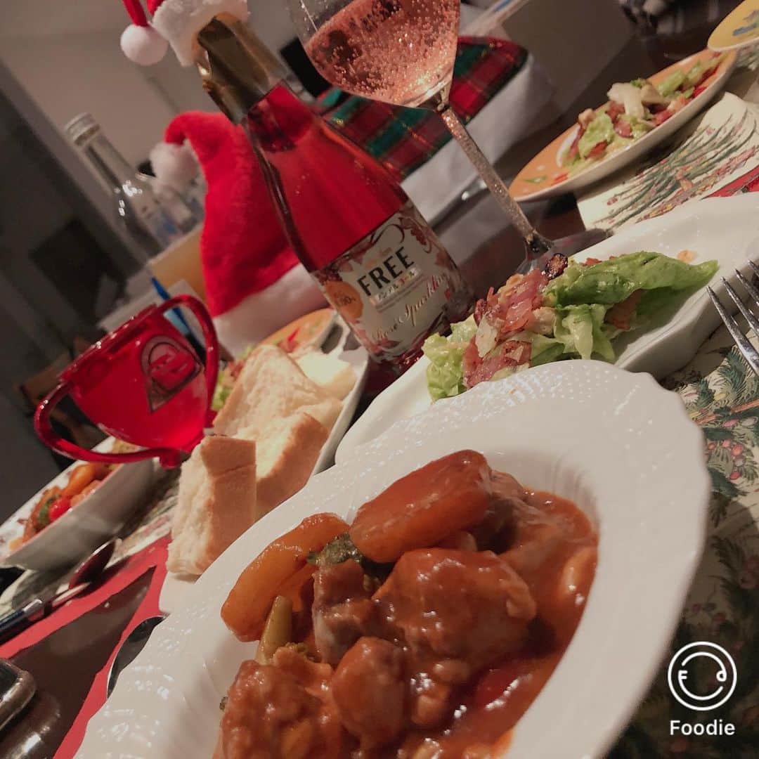 松川浩子さんのインスタグラム写真 - (松川浩子Instagram)「Merry Christmas ！！ キッチンぷいぷいの @ninnin.japan.ninnin のクリスマスチキン  大好評で子供達おかわりしてくれました。  さぁ、今夜は サンタクロース来てくれるかな？  #ノンアルコールスパークリングワイン#クリスマスディナー#子供達が朝からそわそわ#家中探されてる#サンタクロースきてくれるかな#母子だけのクリスマス」12月24日 19時17分 - hiroko_matsukawambs