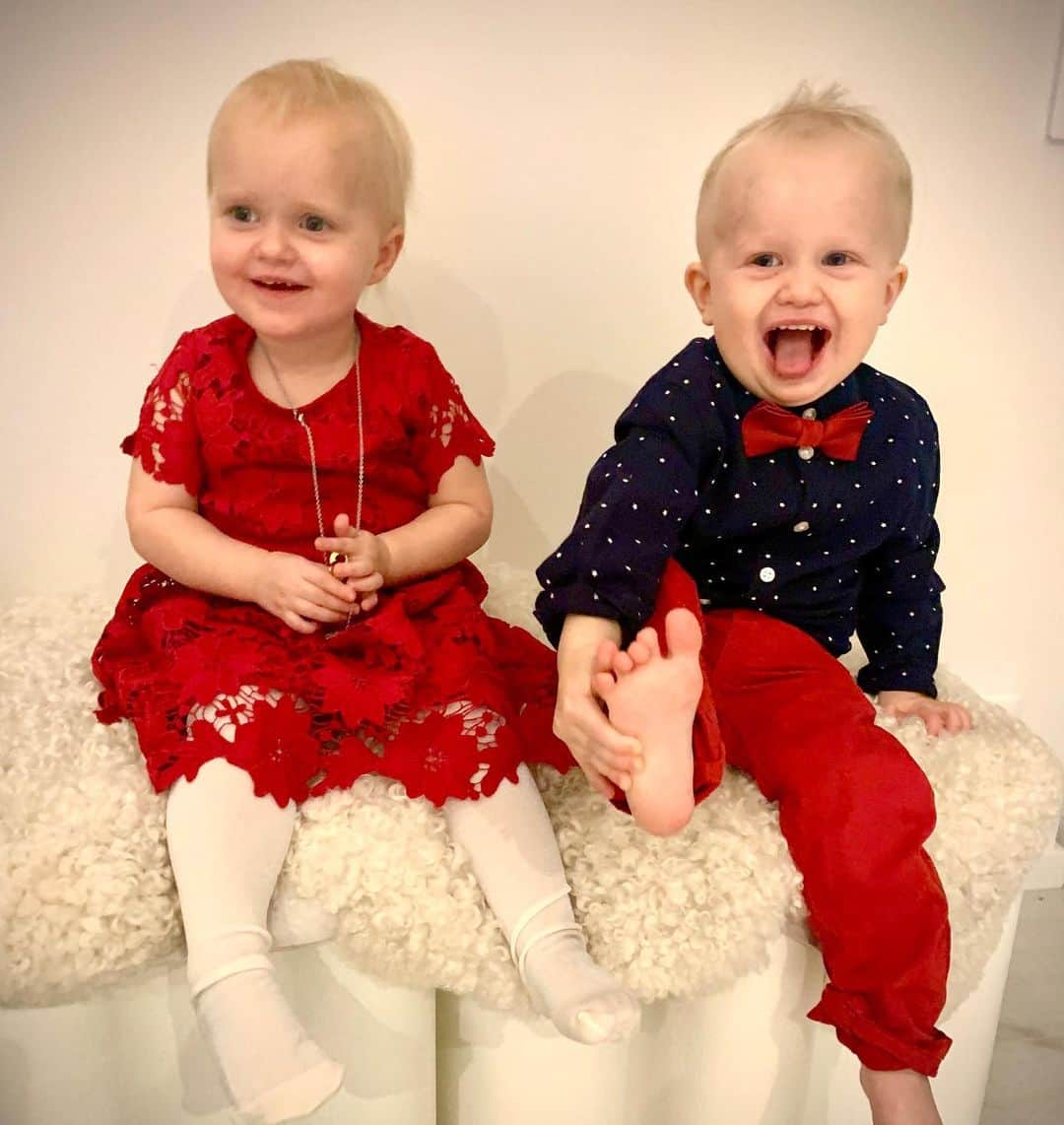 ヴィクトリア・ヘルゲソンのインスタグラム：「God jul och gott nytt år! Hoppas ni alla får en riktigt fin jul med era nära och kära! 🥰🎅🏼」