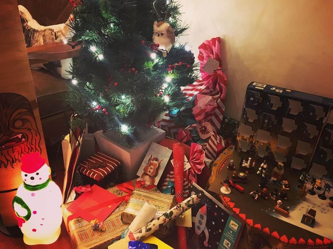 川江美奈子さんのインスタグラム写真 - (川江美奈子Instagram)「クリスマスにはあの世もこの世もみんな一緒な気がする みんな帰ってきてほしいな  うちの定番チキンとピラフの簡単ディナーで乾杯しました クリスマスツリーの周りはもう混沌🌲✨ 子供たちも何やら色々と手作りプレゼントを用意しています 本命プレゼントはしっかりMr.Santaと交信してるらしい 早く寝ないとね‼︎ 街じゅうにぬくもりがあふれますように。 Wishing you a very Merry Chrirtmas!! #merrychristmas」12月24日 19時18分 - minakokawae