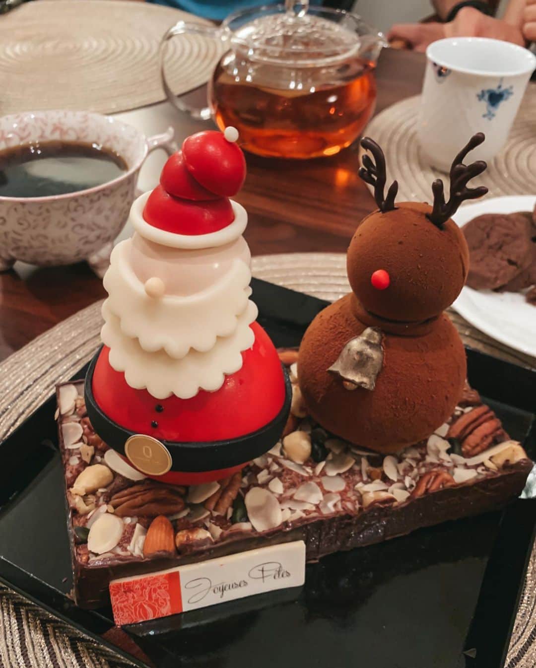 DJ Cellyさんのインスタグラム写真 - (DJ CellyInstagram)「Merry Christmas eve🎅♥️🌟. . 日曜日に一足早くクリスマスパーティーをしたの🥳🎉. ケーキは大好きな @louange.tokyo 🎂. このサンタクロースとトナカイに一目惚れして、 クリスマスは絶対このケーキって決めてたのでお家に届いた時は嬉しかった〜🥺♥️. . チョコレートとキャラメル、ナッツという王道な組み合わせ😫やっぱり美味しかったです♥️♥️. . フラはビビリなので、初めて見るサンタクロースとトナカイにビビってました笑 .  @louange.tokyo https://www.louange-tokyo.com #louangetokyo #ルワンジュ東京 #クリスマスケーキ #ケーキ #クリスマス #クリスマスケーキ2019 #スイーツ #インスタ映え #クリスマスパーティー #クリスマスプレゼント #christmas #christmascake #cake #sweets #happy #love #tokyo #party #christmasparty #トイプードル #愛犬 #ティーカッププードル #サンタコス #サンタクロース #サンタ犬 #トナカイ #クリスマスコーデ #パーティー #セリーズチョイススイーツ」12月24日 19時18分 - celly_cecilia