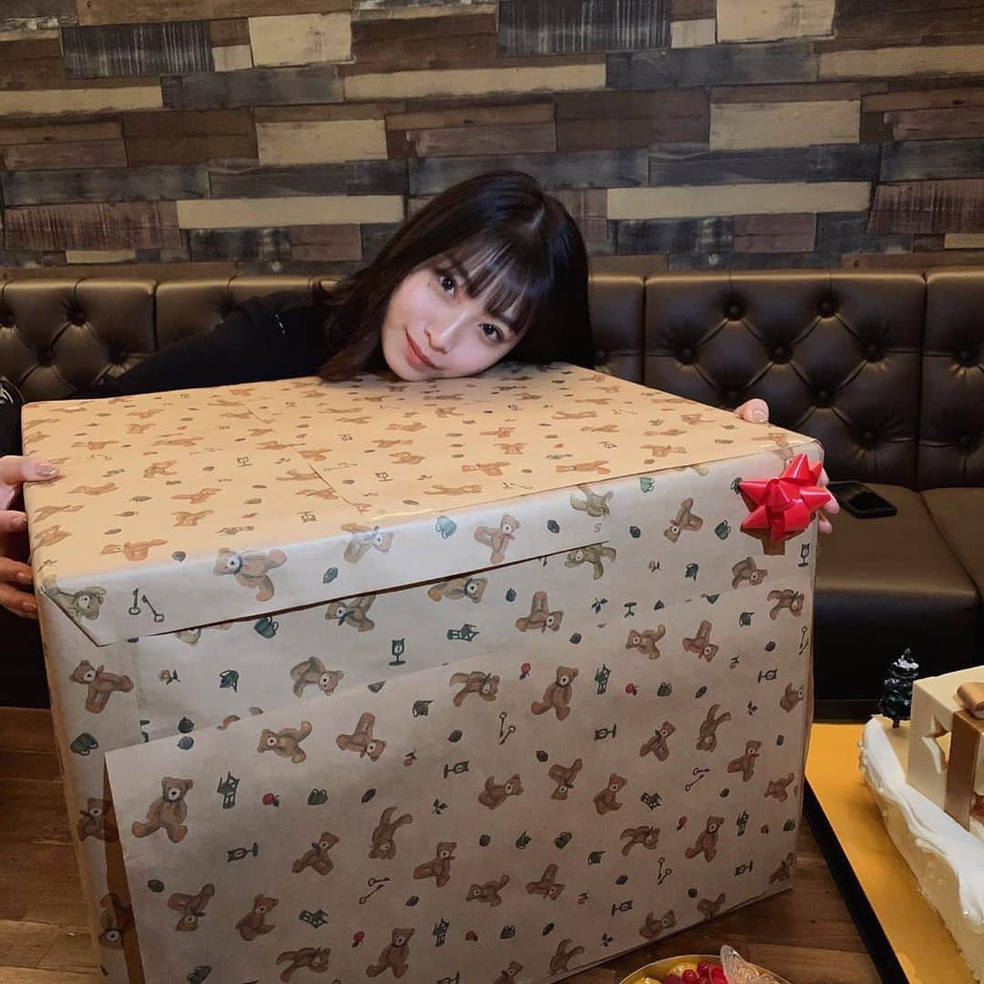 永井理子のインスタグラム：「おーっきなプレゼント🎁 中身はなんでしょう〜。 #答えは電子レンジです #壊れちゃったのバレてた」