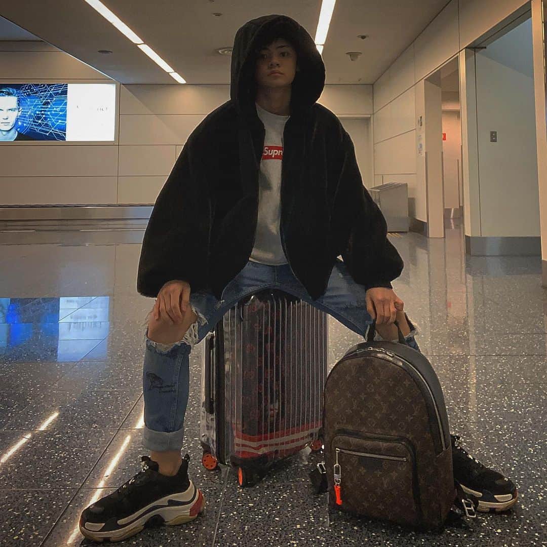のインスタグラム：「off-white × rimowa のスーツケース。 ハマりすぎて買っちゃったのに もう一個注文中😂 こりゃオシャレだし 空港で預け荷物の所から 透明のスーツケース出てくると 荷物待ってる人みんな見てる笑 その中にグッチのジャケット入れて ルイヴィトンのリュックと一緒に 持って出かけるのが最近の日課😂 _ #高校生社長 #戸田英志 #起業家 #企業 #インタビュー #経済産業省 #TikToker #ティックトッカー #YouTuber #ユーチューバー #原宿 #竹下通り #表参道 #青山 #新宿 #渋谷 #六本木 #東京 #tokyo #オフホワイト #offwhite #rimowa  #ルイヴィトン #louisvuitton」