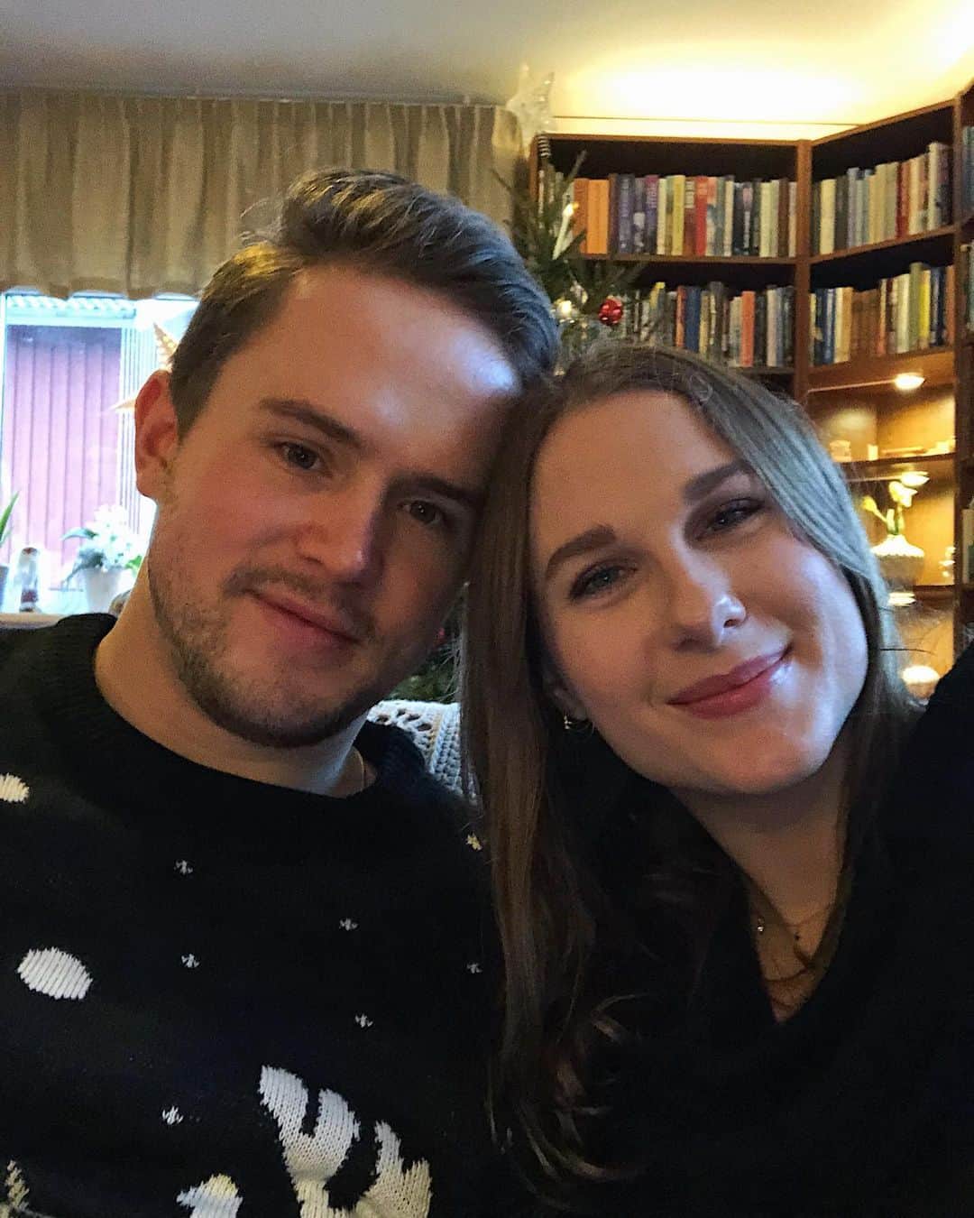 イザベル・オルソンのインスタグラム：「God Jul från oss! 🎅🏼」