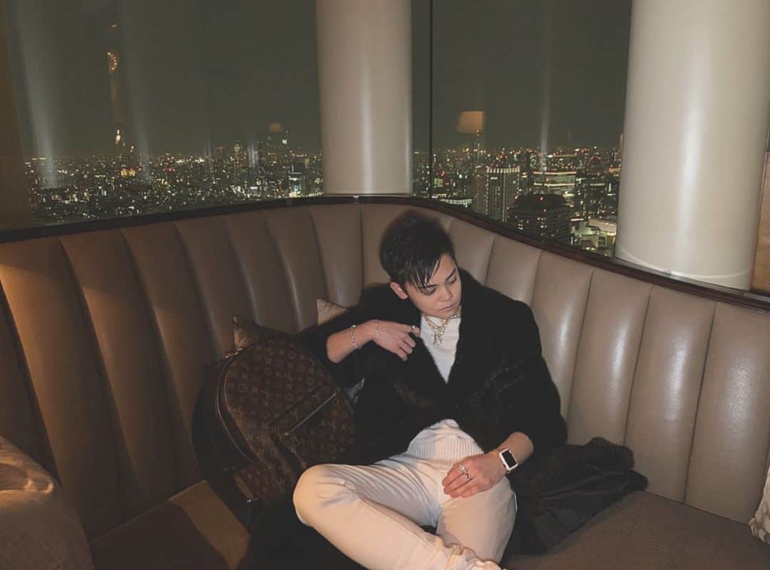 のインスタグラム：「稼ぎたい。 と言う気持ちはあるけど 勇気が出ない。 それじゃ稼げるわけがない。 本気で稼ぎたければ何事にも 本気で稼ぐんだ。 と言う気持ちを持ち続けながら挑む。 月収5万円から 月収50万円になり 月収500万円になり 月収5000万円にしていく。 ビジネスは何事もチャレンジ。 本気で稼ぎたいならば 稼いでる人に教わるのが一番だよね😌 _ #高校生社長 #戸田英志 #起業家 #企業 #TikToker #ティックトッカー #YouTuber #ユーチューバー #原宿 #竹下通り #表参道 #青山 #新宿  #渋谷 #六本木 #東京 #tokyo」