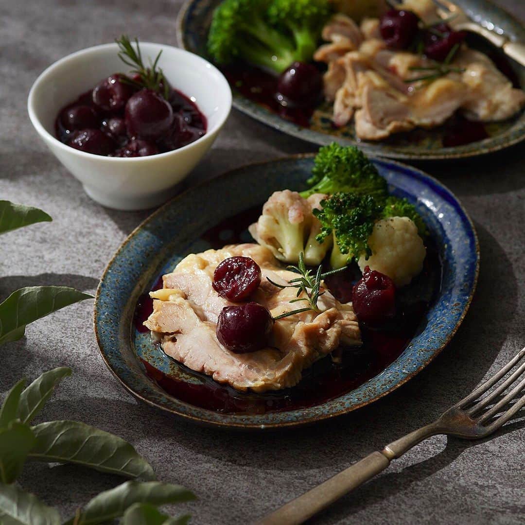 Panasonic Cooking（パナソニッククッキング）さんのインスタグラム写真 - (Panasonic Cooking（パナソニッククッキング）Instagram)「クリスマスにぴったりな鶏肉のコンフィ。低温オーブン調理もビストロにおまかせ。 ■ ■ #鶏肉のコンフィ #チェリーソース（2人分） 鶏もも肉　2枚（1枚約250g） 塩　小さじ1弱 こしょう　適量 ローリエ（粗くちぎる）　1～2枚 タイム　適量 ローズマリー　1～2本 オリーブオイル　400g A：さくらんぼ（缶詰）　420g A：オリーブオイル　大さじ1 A：塩　小さじ1 A：少々 ■ 【1】肉は余分な脂や血管を取り除き、フォークや竹ぐしなどでところどころ穴をあける。塩、こしょうをまんべんなくふりかけてすり込み、タイム、ローリエ、ローズマリーとともにビニール袋に入れて空気を抜き、口を閉じて冷蔵庫で一晩寝かせる。 【2】一晩寝かせた肉の香草を取り除き、水洗いしたあと、水気を拭き取る。 【3】直径25cmの耐熱ガラス製ボウルに皮目を上にして入れ、肉が完全につかるまでオリーブオイルを入れる。 【4】角皿にのせ、レンジの下段に入れる。 手動＞オーブン＞予熱なし1段＞90℃＞焼く約2時間～2時間30分＞スタート 【5】【4】を器に盛り、Aを混ぜ合わせたソースをかける。 ※商品の取扱い詳細は、付属の説明書をご覧ください。 ■ ■ うつわについて つくも窯・十場天伸さんの手による、ソーダ窯（薪窯で焼成中に重曹を投入）で焼かれた楕円リム皿。フラットで軽やかなフォルムと、夜空のような瑠璃色が美しいうつわです。 ■ #クリスマス #christmas #コンフィ #チェリー #cherry #つくも窯 #十場天伸 #ソーダ窯 #瑠璃色 #低温オーブン #Bistro  #ビストロ #スチームオーブンレンジ #レンジ #おいしい7days #料理好きな人と繋がりたい #料理上手になりたい #クッキングラム #homecooking #パナソニッククッキング #panasonic_cooking #パナソニック #panasonic」12月24日 19時28分 - panasonic_cooking