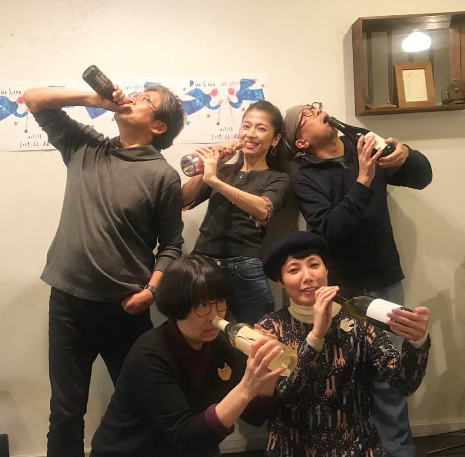 純名里沙さんのインスタグラム写真 - (純名里沙Instagram)「一昨日の神戸みみみ堂さんでのライブ♬ 『純名里沙 ＆ 笹子重治 Live in mimimi vol.13』‼️ やはり、みみみ堂は最高でした〜‼️今年最後の歌い納めを無事に歌い切る事が出来て、ホッとひと息。。 ご来場下さいました皆々さま、本当にありがとうございましたm(_ _)m❤️✨🙌 ・ いつもながらお顔を見せてくださる皆さまとの再会に嬉しいなぁ♬✨と思いながら一曲目を歌っていましたら、何やら良く良く知った顔が！੧(❛□❛✿)なんと、宝塚歌劇団同期生の星野瞳が、キラキラした笑顔で座って居るではありませんか！（笑） ・ 30人様限定ライブはお客さまが本当に目の前にいらっしゃるので動揺を隠せませんでしたが（笑）❣️嬉しいやら、恥ずかしいやら💦すると、その奥の席にまたもや同期生Yさん発見❣️✨そして左端には中学の同級生Aさんまで❣️🙌 アンコール含め、18曲くらい歌わせていただいたのですが本当にあっと言う間でした〜❣️🎄✨ ・ みみみ堂でのライブは、お陰様で13回目❗️音楽好きのオーナー佐野坂ご夫妻が丁寧に創られ、育てて来られた空間は音を奏でれば奏でるほど、お店ごと共鳴してくれる不思議な空間なので、いつも楽しく歌わせて頂けます✨^ - ^ ❣️ ・ そして、逃げも隠れもできないくらいギュウギュウの中で歌わせていただくと、もう、そこに居る皆さんとは何だか家族や親戚みたいになっちゃうのです🍀ね✨（笑） ・ そして✨スペシャルでイラストを描いてくださり、お手伝いまでしてくださるイラストレーターの松栄舞子さん✨🙌今回は天使が出て来る歌詞の曲が多かったので、ぴったりすぎるイラストに感激❣️ ・ 終演後の打ち上げも終わって欲しくないほど楽しく、まさに『今年を歌いきった！』夜になりましたし、沖縄帰りでかなり疲れていらっしゃるはずの笹子重治さんのギターは、隣で聴いていて痺れるくらいカッコ良かったです^ - ^♬いえい✨ ・ この度も大変にお世話になりましたみみみ堂、佐野坂ご夫妻、大好きなイラストレーター松栄舞子さん、いつも支えてくださるギタリストの笹子重治さん、そして寒い中足をお運びくださいました満席のお客さま、本当にお陰様で楽しいひと時で今年を締めくくれました‼️ありがとうございました😊✨🙌 ・ 今年、頑張ったので（笑）年末年始はしばしゆっくりお休みさせていただいて、また、パワーアップして皆さまにお目にかかれたらと思います‼️ 2019年に出会った全ての皆様に心から感謝を🍀✨そして、いよいよ来たる2020年も、どうぞよろしくお願いいたします🤲✨‼️ ・ Merry Christmas🎄✨ ＆ Happy Happy New Year‼️ ・ #純名里沙 #risajunna #うた #vocals #笹子重治 #ギター #みみみ堂 #ライブ #神戸 #歌い納め #楽しかった #感謝 #ありがとうございました😊✨🙌」12月24日 19時28分 - risajunna3158