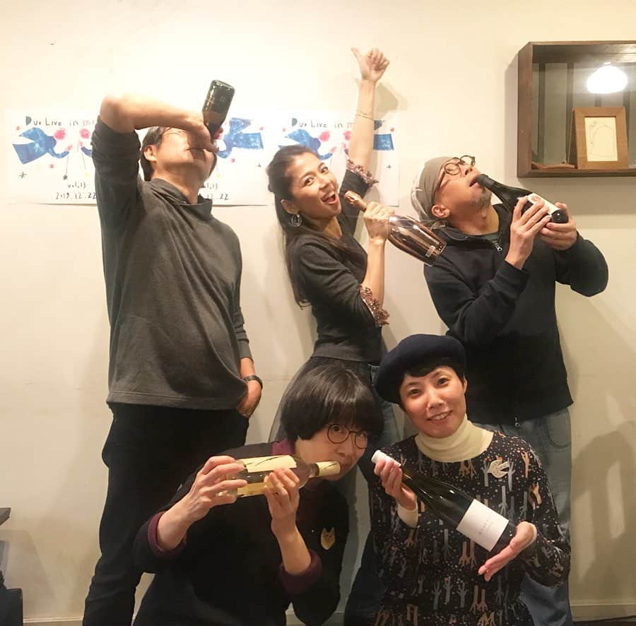 純名里沙さんのインスタグラム写真 - (純名里沙Instagram)「一昨日の神戸みみみ堂さんでのライブ♬ 『純名里沙 ＆ 笹子重治 Live in mimimi vol.13』‼️ やはり、みみみ堂は最高でした〜‼️今年最後の歌い納めを無事に歌い切る事が出来て、ホッとひと息。。 ご来場下さいました皆々さま、本当にありがとうございましたm(_ _)m❤️✨🙌 ・ いつもながらお顔を見せてくださる皆さまとの再会に嬉しいなぁ♬✨と思いながら一曲目を歌っていましたら、何やら良く良く知った顔が！੧(❛□❛✿)なんと、宝塚歌劇団同期生の星野瞳が、キラキラした笑顔で座って居るではありませんか！（笑） ・ 30人様限定ライブはお客さまが本当に目の前にいらっしゃるので動揺を隠せませんでしたが（笑）❣️嬉しいやら、恥ずかしいやら💦すると、その奥の席にまたもや同期生Yさん発見❣️✨そして左端には中学の同級生Aさんまで❣️🙌 アンコール含め、18曲くらい歌わせていただいたのですが本当にあっと言う間でした〜❣️🎄✨ ・ みみみ堂でのライブは、お陰様で13回目❗️音楽好きのオーナー佐野坂ご夫妻が丁寧に創られ、育てて来られた空間は音を奏でれば奏でるほど、お店ごと共鳴してくれる不思議な空間なので、いつも楽しく歌わせて頂けます✨^ - ^ ❣️ ・ そして、逃げも隠れもできないくらいギュウギュウの中で歌わせていただくと、もう、そこに居る皆さんとは何だか家族や親戚みたいになっちゃうのです🍀ね✨（笑） ・ そして✨スペシャルでイラストを描いてくださり、お手伝いまでしてくださるイラストレーターの松栄舞子さん✨🙌今回は天使が出て来る歌詞の曲が多かったので、ぴったりすぎるイラストに感激❣️ ・ 終演後の打ち上げも終わって欲しくないほど楽しく、まさに『今年を歌いきった！』夜になりましたし、沖縄帰りでかなり疲れていらっしゃるはずの笹子重治さんのギターは、隣で聴いていて痺れるくらいカッコ良かったです^ - ^♬いえい✨ ・ この度も大変にお世話になりましたみみみ堂、佐野坂ご夫妻、大好きなイラストレーター松栄舞子さん、いつも支えてくださるギタリストの笹子重治さん、そして寒い中足をお運びくださいました満席のお客さま、本当にお陰様で楽しいひと時で今年を締めくくれました‼️ありがとうございました😊✨🙌 ・ 今年、頑張ったので（笑）年末年始はしばしゆっくりお休みさせていただいて、また、パワーアップして皆さまにお目にかかれたらと思います‼️ 2019年に出会った全ての皆様に心から感謝を🍀✨そして、いよいよ来たる2020年も、どうぞよろしくお願いいたします🤲✨‼️ ・ Merry Christmas🎄✨ ＆ Happy Happy New Year‼️ ・ #純名里沙 #risajunna #うた #vocals #笹子重治 #ギター #みみみ堂 #ライブ #神戸 #歌い納め #楽しかった #感謝 #ありがとうございました😊✨🙌」12月24日 19時28分 - risajunna3158