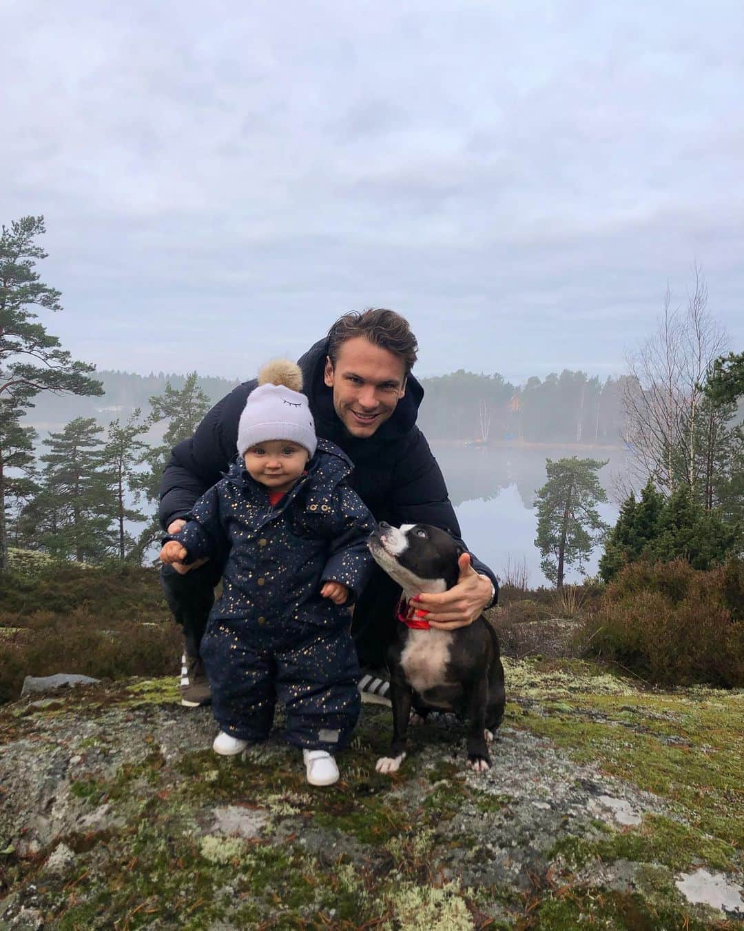 アルビン・エクダルのインスタグラム：「Out looking for snow with the girls.. Merry christmas!!」