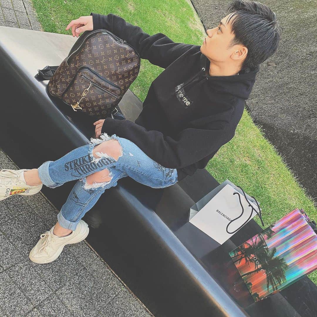 のインスタグラム：「フォロワーさんの大切さ。 こう見えてInstagramやTikTok, 沢山のSNSのフォロワーには感謝している。 何事にも自分の立ち位置,役割, 全てにおいてフォロワーさんが いるからこその自分だと思う。 本当に感謝。フォロワーのみんなにも 自分自身が輝ける場所を見つけ, 見つかった居場所をとことんレベルアップ させてほしい。それさえ出来れば誰もが 輝ける。皆その輝き方を知らないだけ。 大切なのは良いところを伸ばす事。 従来のやり方ではないやり方で 周りと違う事を行う事こそ 真の舞台の製造になる😌 _ #高校生社長 #戸田英志 #起業家 #企業 #インタビュー #経済産業省 #TikToker #ティックトッカー #YouTuber #ユーチューバー #原宿 #竹下通り #表参道 #青山 #新宿 #渋谷 #六本木 #東京 #tokyo」
