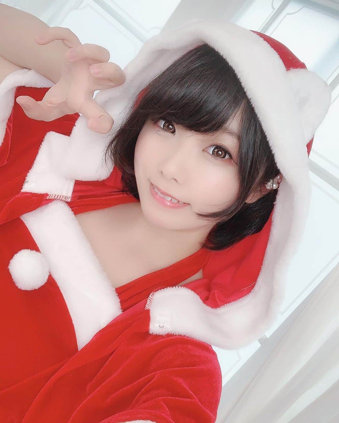 くろねこさんのインスタグラム写真 - (くろねこInstagram)「メリークリスマスイブ！笑 #自撮り #自撮り女子 #サンタコス #サンタ #メリークリスマス #コスプレ #コスプレイヤー  #japanese #japanesegirl」12月24日 19時42分 - kuronekoshi_nya