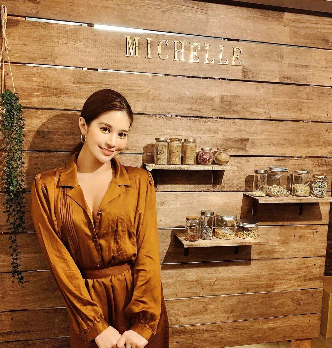 Yuriyaさんのインスタグラム写真 - (YuriyaInstagram)「12/21にMichelle表参道店が、店舗拡大しました😊💖 約ちょうど一年で、店舗拡大出来ると思わなかったので、とても嬉しいです😭✨ よもぎ蒸しを広められてる事、そして新規様ももちろんですが、リピーター様が多く利用してくれていて、色んな効果の声を聞いて、ほんとにやってよかったなぁと思いました。  実は私も今年、夏忙しすぎて生理が3ヶ月止まっていたことがあって。 #多嚢胞性卵巣症候群 と診断されて、排卵出来ないままの卵がどんどん溜まっていく病気なんだけど💦 ちょー落ち込んで、ホルモン療法しましょうってなっちゃって、ホルモン療法は反対じゃないんだけど、太るのが怖かったり色々不安があったので（私はホルモンいじるとメンタルもってかれるタイプ。。）まず出来ることからと思って、うちの大川畑に相談して調合してもらった漢方蒸しを受けていたら、3回目で生理きた😳✨ 病院も通ってたので、エコーで診てもらってたら、先生が「あら？ちゃんと排卵して動き始めてるよ😳何かしたの？」ってゆうから漢方蒸しの話をしたら、「漢方で治る人多いのよー！じゃあ薬出すのやめとくのでしばらくそれ続けてみてね！」と言われて続けていて、今は順調になっていて、こないだ病院いったら「これ多嚢胞って診断もうしなくていいくらいよくなってるよ」とのこと。 これまで生きてきた生理前の体調が全く違う。肌荒れはしなくなったし、精神もかなり安定するの。←これはほとんどのお客様が言ってくれる😋 FCRもとても反応がよくて、こちらはひどいもの治ってしまうものなので、治るまでやったあとはやらなくていいもの👶✨ これまたうちのスタッフ見てくれたらわかるけど、講習などで受けてもらうので、全員めっちゃ赤ちゃん肌になってきて、似たような肌質だよ😂それ見たお客さんがやりたいって言われる事多い⭐️ そして口コミで色んな方が来てくれて、喜んでもらってます😋❤️ そんなこんなで、予約が取りづらくなってきたので、席数を増やしました❣️ もうすぐつくば店もオープンするので、色んな方面の方に利用していたどけるように頑張ります🐸⭐️ オープン記念で、2月まで割引クーポンご案内します❣️＊私のインスタ見たと伝えてね⭐️ . ✩FCR、よもぎ蒸し共に回数券購入の方対象✩ 全てのメニュー10%オフ+美容パック付❣️ （よもぎ、ローズ、漢方蒸しは三種類→美容／婦人／ダイエットの中から選べます） 予約は @michelle_omotesando まで🐥🌿 . #黄土よもぎ蒸し #よもぎ蒸し #漢方蒸し #妊活 #不妊治療 #生理不順 #肌質改善 #ダイエット #表参道 #omotesando #tokyo #diet #fertilitytreatment #経営 #サイバージャパン #cyberjapan #onfleek」12月24日 19時44分 - yuriya_michelle