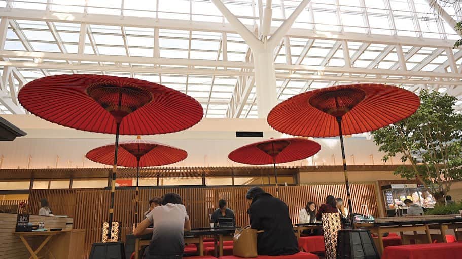アイスマン福留さんのインスタグラム写真 - (アイスマン福留Instagram)「#茶寮 #伊藤園で「 ほうじ茶白玉あずきソフトクリーム」✨香ばしいほうじ茶風味のソフトクリームに、粒あん、白玉、ロールクッキー等をトッピング。底にはライスパフも敷いてありサクサクの食感が楽しめる。うっま〜😋#羽田空港国際線ターミナル #ほうじ茶 #ソフトクリーム #パフェ #hanedaairport」12月24日 19時50分 - iceman_ax