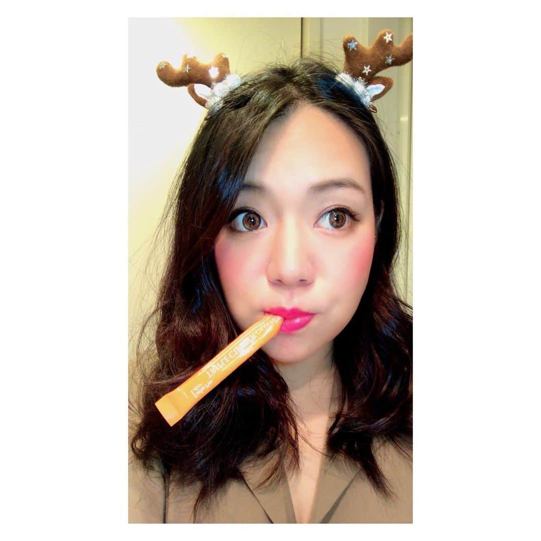 高田汐美さんのインスタグラム写真 - (高田汐美Instagram)「メリクリ〜🎄🎁 皆さんいかがお過ごし？ しおみはねえ、今日女の子サンタのなんか身につけて参加ね！って自分で決めたのに間違えてトナカイになって こりゃミスったぁてかんじ🎄 今日はファイナリーわぎゅー食べに行くよ❤️❤️❤️ 長年愛飲してたけど最近復活した #トリプルカッター　飲んだから鬼の様に飲み食いするでーい #estheprolabo の酵素おかげでどんなに呑んでも二日酔いないし最高です！それではダイエッターかつミニマリストのしおみの冷蔵庫をご覧下さい。インテリアにも使っちゃうくらいの信者よ 良いクリスマスを🎄⭐️」12月24日 19時51分 - shiominniee