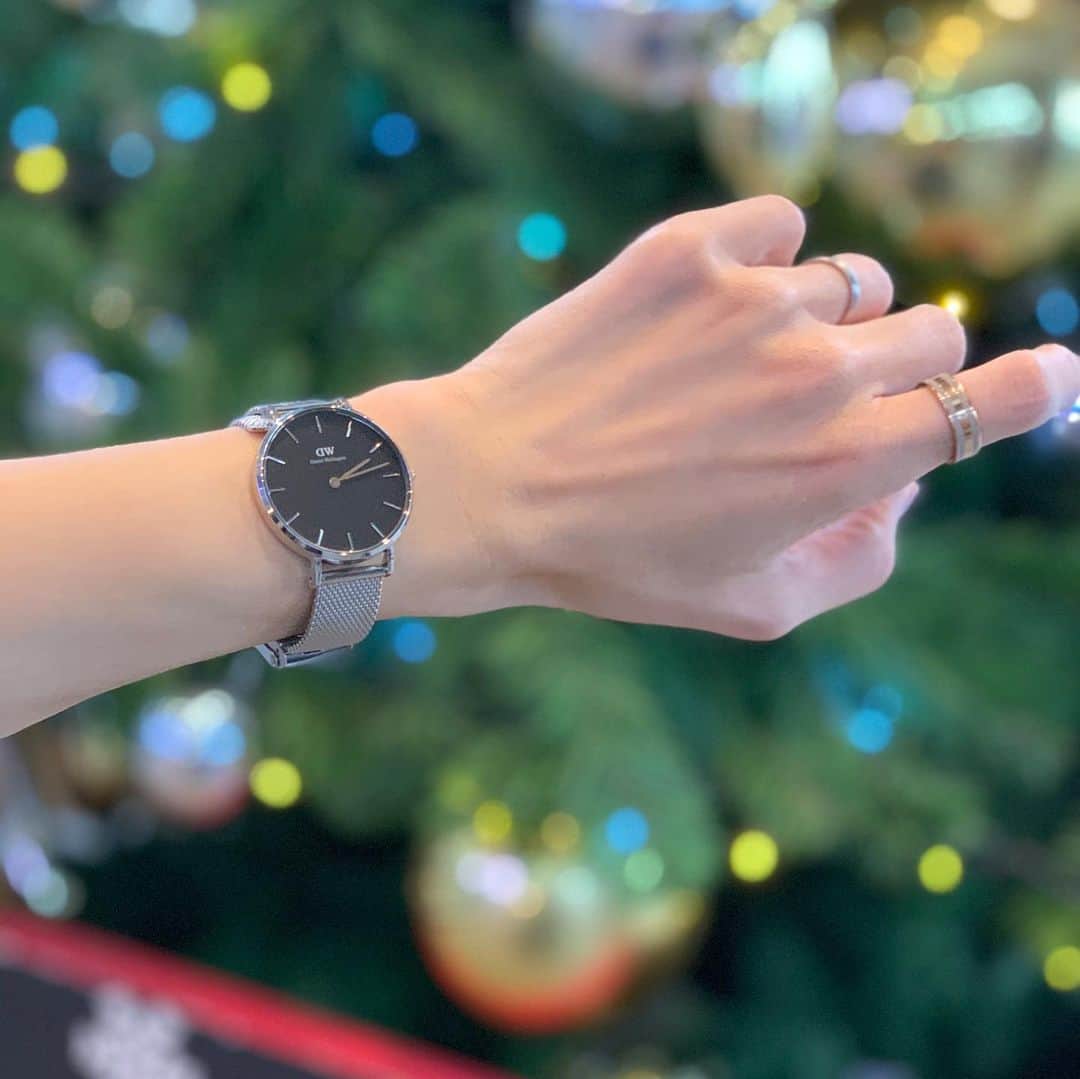 のインスタグラム：「・ 2019.12.24 ・ 令和初のクリスマスイブ🎄✨ 大切な人へのプレゼントにいかがですか⁇😊 ・ ・ ただ今 ダニエルウェリントンホリデーキャンペーン開催中！・ ・ @danielwellington ・ ・ 🎄 2020/1/3までに、2点以上のご購入で20%OFF・ （全商品が対象！） ・ 🎄 Xmas雰囲気満点の日本限定ギフトラッピングが登場 🎄 15％OFFクーポン併用可能 ・ 15％OFFクーポンコード：sayasu ・ （2020/01/31まで有効、 　DW公式直営店舗とWEBショップにて使用可能） ・https://www.danielwellington.com/jp ・ ・ #danielwellington#ダニエルウェリントン#DWホリデーギフト#腕時計#リング#ring ・」