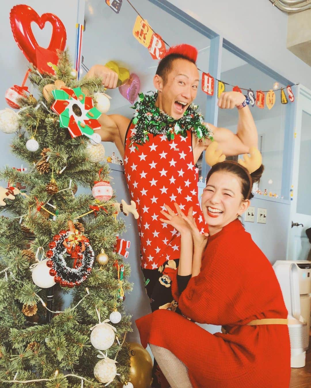 スザンヌさんのインスタグラム写真 - (スザンヌInstagram)「クリスマスパーティー🥳🎉🎅🎄🤶❤️❤️❤️﻿ ばあちゃんのテールスープとぜんざいと﻿ （うつってないが😂ありがとうしあわせ美味しかったです🤤）﻿ ﻿ さきちゃんキッシュ﻿ ともみの紅茶煮、マカロニサラダ﻿ きーちゃんキンパ﻿ ﻿ そしてビーフシチューとリースサラダ、野菜スティック、ケンタッキー、31アイス🍨﻿ ﻿ 作ったり持ち寄りしたり。﻿ ﻿ 楽しかったなー！美味しかったなぁ！﻿ 動けないくらいお腹いっぱいで﻿ また夜もおんなじの食べてる🤤幸﻿ ﻿ メリークリスマス🎄🎄🎄﻿ ﻿ ﻿ ﻿ #メリークリスマス﻿ #クリスマスイブ﻿ #クリスマスパーティー料理  #クリスマスパーティー」12月24日 19時52分 - suzanneeee1028