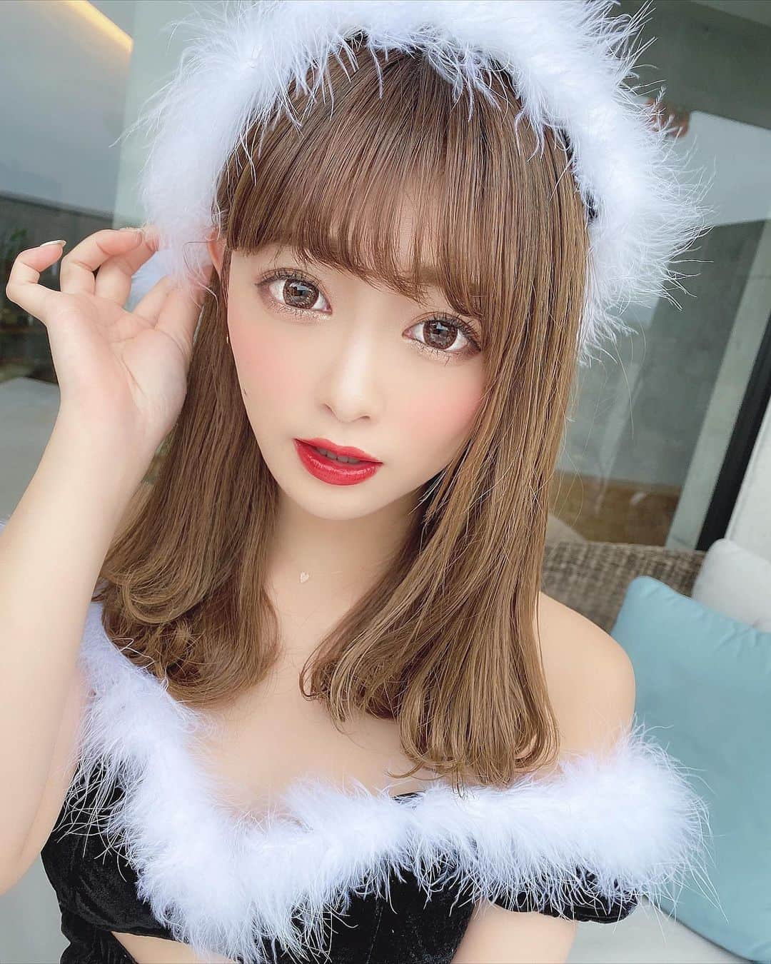 りなてぃさんのインスタグラム写真 - (りなてぃInstagram)「﻿ ﻿ ﻿ ﻿ Christmas Eve🎅🏻♥️﻿ ﻿ 年々ゆったり過ごしてるクリスマス🎄﻿ なのに今日はめちゃくちゃ歩いた😂💭﻿ ﻿ ﻿ 今年はブラックサンタ🎅🏻﻿ @malymoon1991 のコスだよ❤︎﻿ ﻿ ﻿ 大人っぽいのにふわっふわしてて﻿ なんとなく今年はブラックサンタの気分でした💓﻿ ﻿ アプリもクリスマス仕様が可愛くて﻿ つい撮っちゃう...🙄🤳﻿ ﻿ ﻿ ﻿ 明日はみんなでクリパ🍕からのdinner🥂﻿ プレゼント交換🎁とか久しぶりでわくわく💓﻿ ﻿ ﻿ みんなは今日、明日なにするのん🥺💓﻿ ﻿ ﻿ ﻿ #fashion #ootd #outfit #coordinate ﻿ #cosme #makeup﻿ ﻿ ﻿ おなかすいた🙄💭﻿ ﻿ ﻿ ﻿ ﻿ ﻿」12月24日 19時53分 - rinatea_25