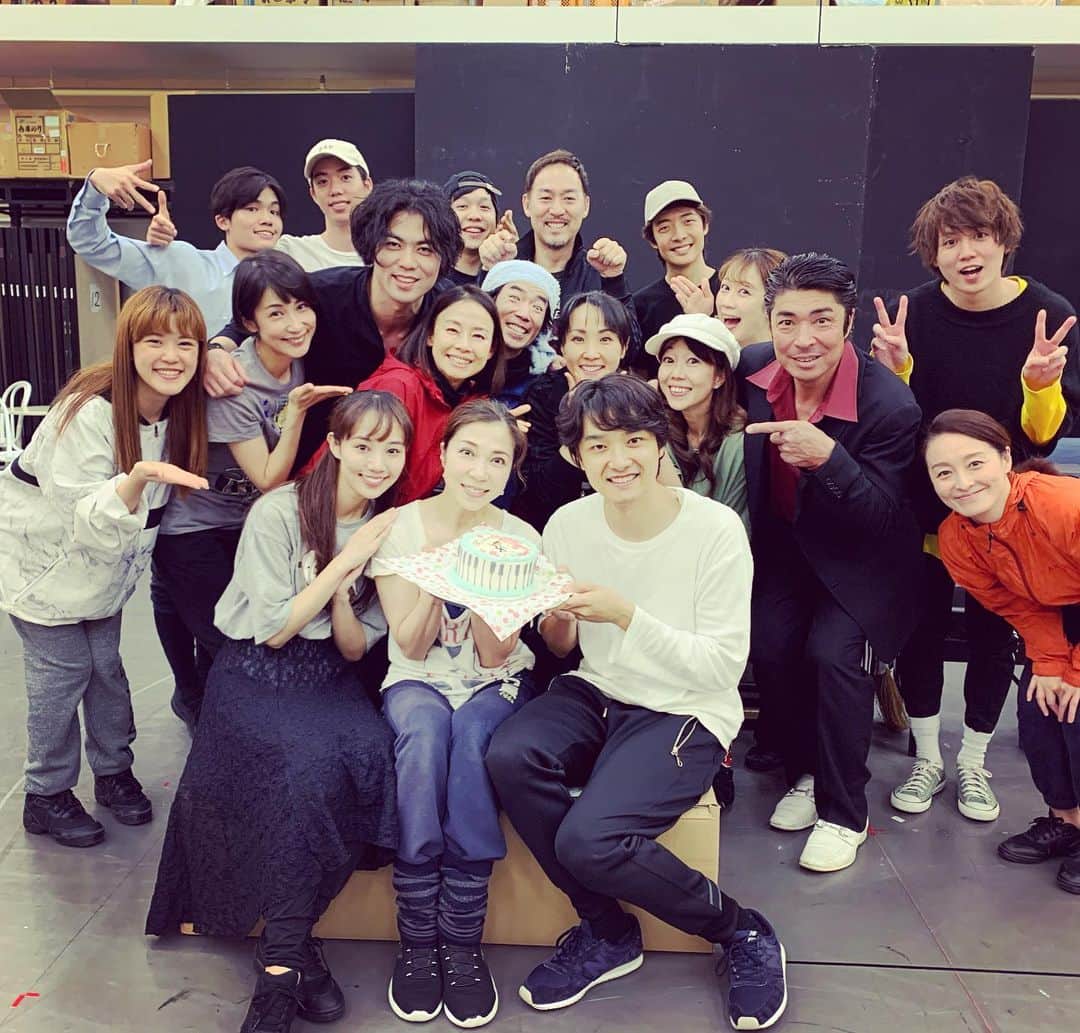 大月さゆのインスタグラム：「本日は初の通し稽古。 緊張しますが、一回一回を大切に。前進あるのみ。  写真は先日の藤咲みどりさんのお誕生日のものです。 昨日の投稿に引き続き素敵お姉さまのお一人❣️ 大月がスーパーお世話になっていることは、公演を観て頂けたらわかります😊  それでは！素敵なクリスマスを🎄  #シャボン玉とんだ宇宙までとんだ  #お誕生日会 #毎日笑って泣いて過ごしています」