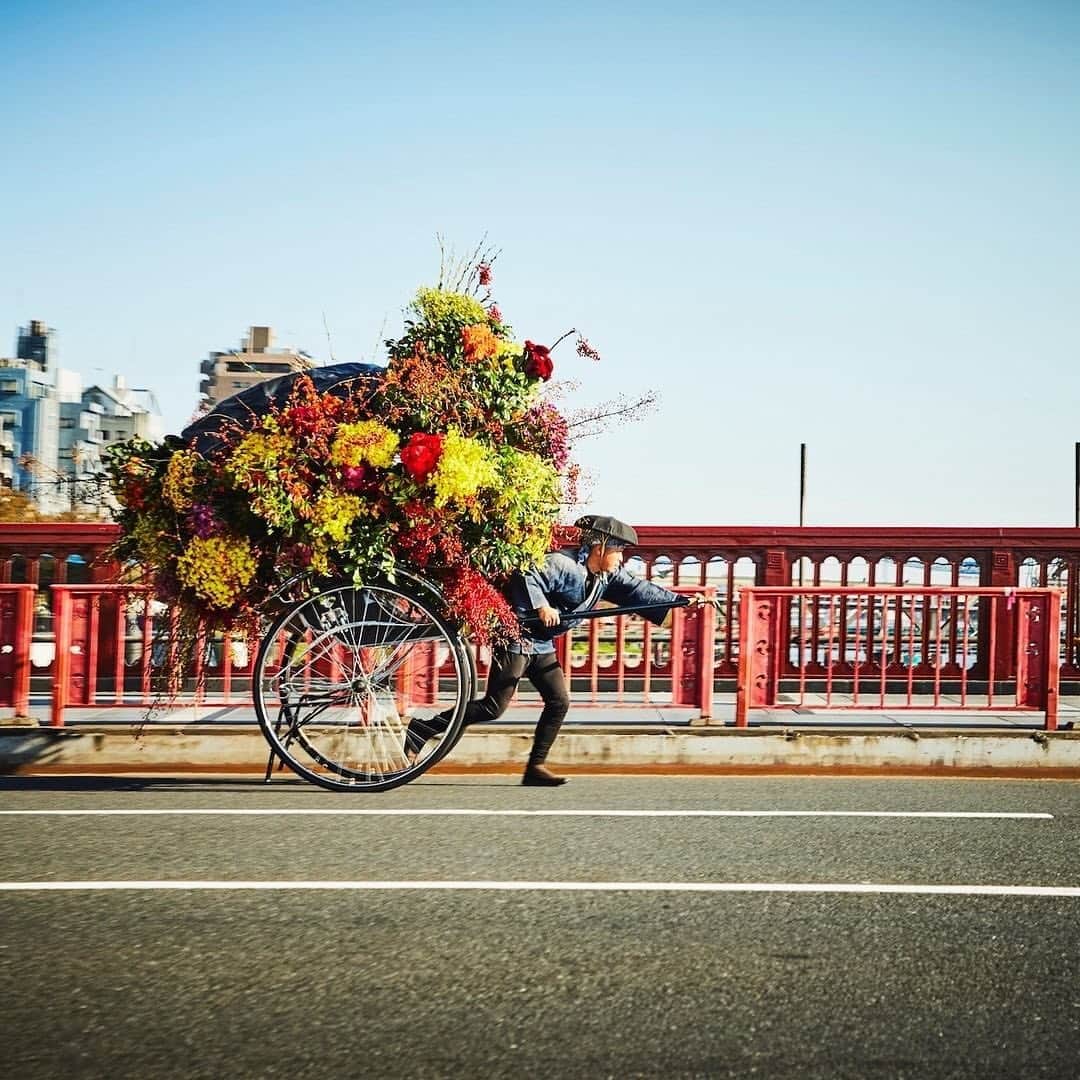 HYPEBEASTさんのインスタグラム写真 - (HYPEBEASTInstagram)「@hypebeastart: Japanese artist @azumamakoto recently unveiled a striking new photography series entitled ‘FLOWER AND MAN.’ The ongoing project features massive bouquets in unexpected scenarios including a wrestler slamming a flower arrangement in a suplex move, a skydiver jumping out of a plane with a large floral piece, and a rickshaw runner hauling a heap of exotic flowers throughout the streets of Tokyo. Click the link in our bio to learn more.⁠⠀ Photos: AMKK」12月24日 11時11分 - hypebeast