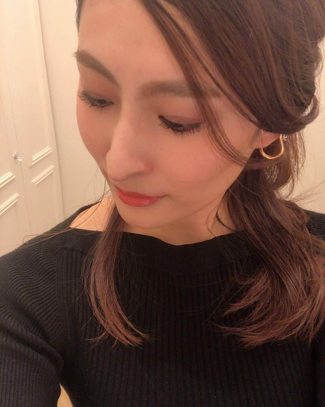 Ayaさんのインスタグラム写真 - (AyaInstagram)「いつもの自分流のメイクを思い切って更新するためには プロの手にお任せ！ . まつ毛エクステンションと、眉デザイン、メイクアップサービスを提案していただける  @kesalanpatharan_official  のサロンで行っている”顔の土台づくり”の体験へ 実際にメイクも！動画つき こんなに細かくペンシルを動かすんですね！ 眉毛はしっかりある方で、今までは眉頭と眉山と眉尻の位置がはっきりしなくて、左右対称にならなかったのですが 丁寧にカウンセリングしていただき ふんわり眉に！眉が整うと自然とくっきりメリハリ顔になったような😌 まつ毛も、自まつ毛の長さと同じエクステンションにしていただき、すっぴんでも自然なまつ毛に！ 明日からのメイクは動画を参考に練習してみます✨ . #ケサランパサラン #顔の土台づくり #眉デザイン #まつげエクステンション #ナチュラルなのにきれい #ケサランパサラン_PR」12月24日 11時15分 - aya_green1010