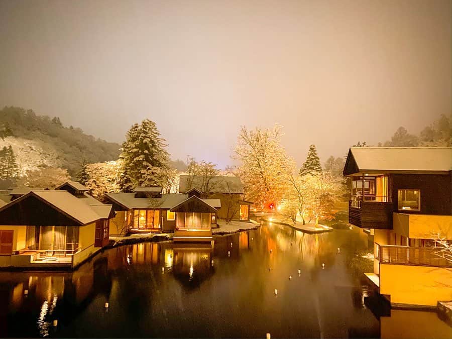 林弓束さんのインスタグラム写真 - (林弓束Instagram)「メリークリスマスイヴ🎄 軽井沢へ来ていました。 めちゃくちゃ寒いですが 雪景色が美しく❄️ 透んだ空気は美味しい✨ 満点の星空も最高で💫 温泉でゆっくり癒されました♨️ 日本の美しさを改めて感じながら、幸せな時間を過ごさせてもらいました☃️ 皆様、素敵なクリスマスイヴを🎄 . . . #軽井沢 #星のや軽井沢 #温泉旅行 #軽井沢旅行 #たまたまの雪景色 #美しい雪景色みれて幸せ」12月24日 11時18分 - hayashiyuzuka