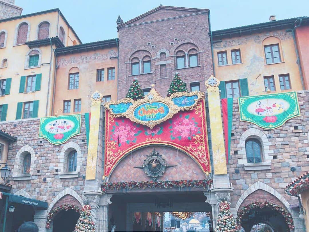 百瀬怜のインスタグラム：「こないだ行ったディズニーシーの写真（主に食べ物） ギョウザドッグなるものが食べたくて探し回りました  #ディズニーシー」