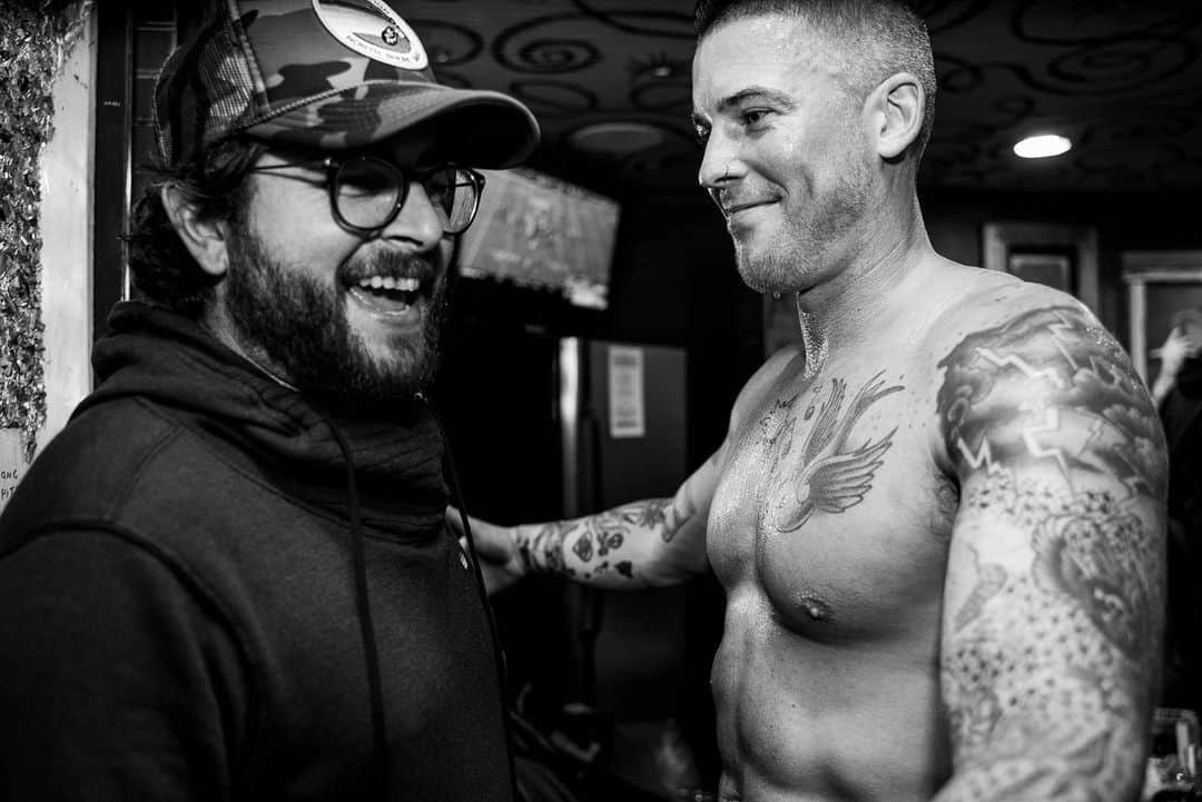 ザッキー・ヴェンジェンスのインスタグラム：「Come here brother, let me give you a post 100 burpees hug. 💦 #sweat #burpees #hugs #smile #tattoos #noshirt #chicago #letsgo #crossfit #abs #fitness」