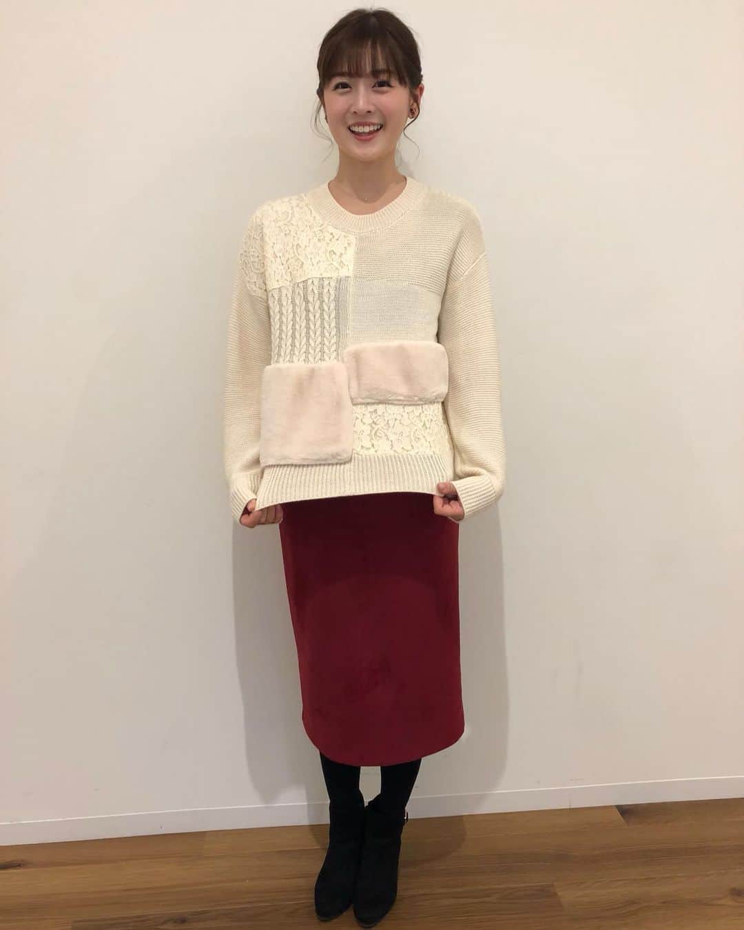 中村秀香のインスタグラム：「今朝は #すまたん お天気担当でした。ありがとうございました！ .  今日は白のニットに赤のスカートと、すこーしだけ #クリスマスイブ らしい衣装でした🎅🎄 .  そしてytv玄関前にも、#クリスマスイブ らしい装いの、可愛いお客さんが！！（２枚目） とても癒されました☺️✨ .  明日は #すまたん スタジオ（エンタメ）担当です。よろしくお願い致します🙇‍♂️」