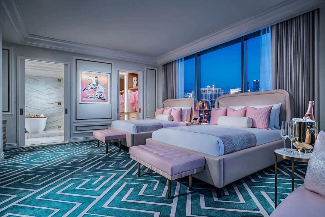 Palms Casino Resortのインスタグラム：「Plan a girl’s trip. ⠀⠀⠀⠀⠀⠀⠀⠀ Get up to 40% off the REVOLVE suite and receive daily dining credits when you book before 1/3/20. Link in our bio.」