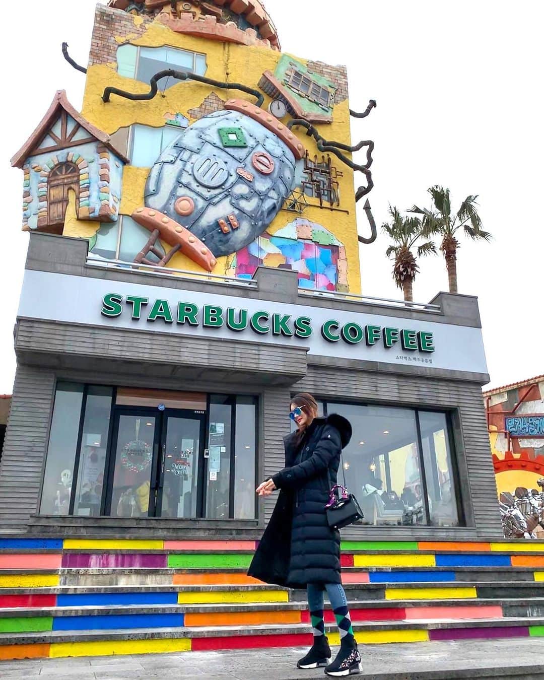이미아 Mia Lee 李 美兒のインスタグラム：「Visiting Je-ju lsland for celebrating Christmas with my family in advance.🎄✈️🏖 지난 몇 달 무엇을 하고 지내는지 궁금하는 분들이 있어 살짝 업데이트합니다. 소셜 미디어 활동을 안 하니 시간이 많아 (원래 이렇게 -멍때리는?-여유가 있었던 거네요.😄) 백만년 미루어왔던 집안 정리 정돈 싹 끝냈습니다. 정리의 기본은 1. 버리기! 그래서 3년 이상 사용하지 않았던 물건은 거의 (과감하게) 버렸습니다. (🛍은 자제해야지!! 자극됩니당) )2. 아기자기한 소품 디스플레이는 3-4개 미만으로 치우고, 두어 달에 한번씩 로테이션 하려 합니다. (청소하기 넘 좋아요.) 3. 자주 입는 옷은 가장 앞에 코디해서 7벌 정도 걸어두니 매우 유용합니다. 무엇보다도 사진을 찍는 시간 대신 미드를 보며, 영어 공부^^ 열공! 📖 listening이 좋아졌습니다. 📰😙😁」