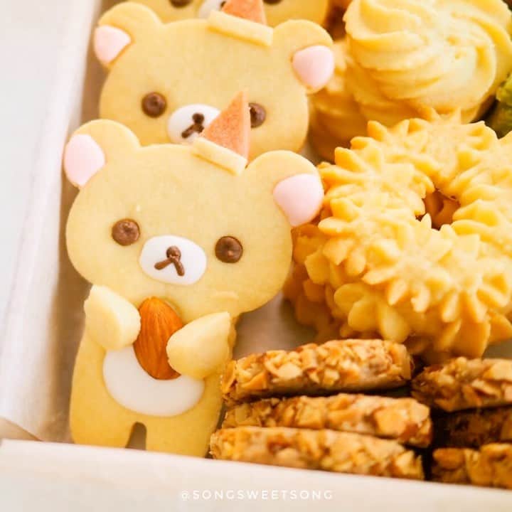 Song Sweet Songのインスタグラム：「🧸🍪 . クリスマス🎁リラックマクッキー✨ … . Let's bake #Rilakkuma Santa Cookie for Christmas Gifts ^^ ( This Cookie Cutters, I bought from #kinokuniya book store long time ago...) 。 。 ริรัคคุมะกอดอัลมอนด์ที่ทำไปก็ยิ้มไป งื่ออ ลองทำดูน้าา พิมพ์กดตัวนี้ซื้อมาจากร้านหนังสือญี่ปุ่น คิโนะคุนิยะ ที่เซ็นทรัลเวิร์ด (แต่ซื้อมานานมากแล้ว ไม่รู้ยังมีอยู่มั้ย><)✨ . 。 。 . 。 。 #rilakkuma #christmas #christmasvibes #christmasgifts #icingcookies #cookies #giftideas #アイシングクッキーケーキ #クッキー　#おうちカフェ ＃手作り　#お菓子　#cutefood #cutefoodforkids #cutefoodideas #맛스타그램 #먹스타그램 #냠냠 #쿠키 #쿠키만들기 #vlog #vlogger #vlogmas2019 #rilakkumaus #sanx #リラックマ　#メリクリ #songsweetsong_cookie_diary #songsweetsong_iceboxcookies」