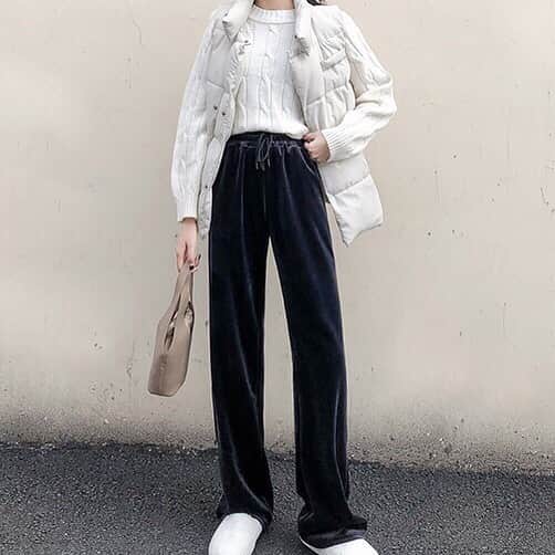 maison de LATIRのインスタグラム：「スラッとした印象でソフトな生地感が履き心地抜群のロングパンツ♪ リラクシングなデザインながら、抜け感のある洗練された大人のスポーツミックスコーデが完成します。 シンプルなデザインながら、まっすぐストンと落ちてスッキリ見える、シルエットなので女性らしい美しいレッグラインを演出。 コーディネートはニットやロンT、シャツなどトップスをフロントインしても、ビックTシャツを合わせてラフコーデもおススメです。 さっと履くだけでおしゃれに決まるヘビロテ間違いなしの一枚。 . お求めはコチラから▼▼ @maison_de_latir #maison_de_latir #https://shop-list.com/women/brand/maison-de-latir/」